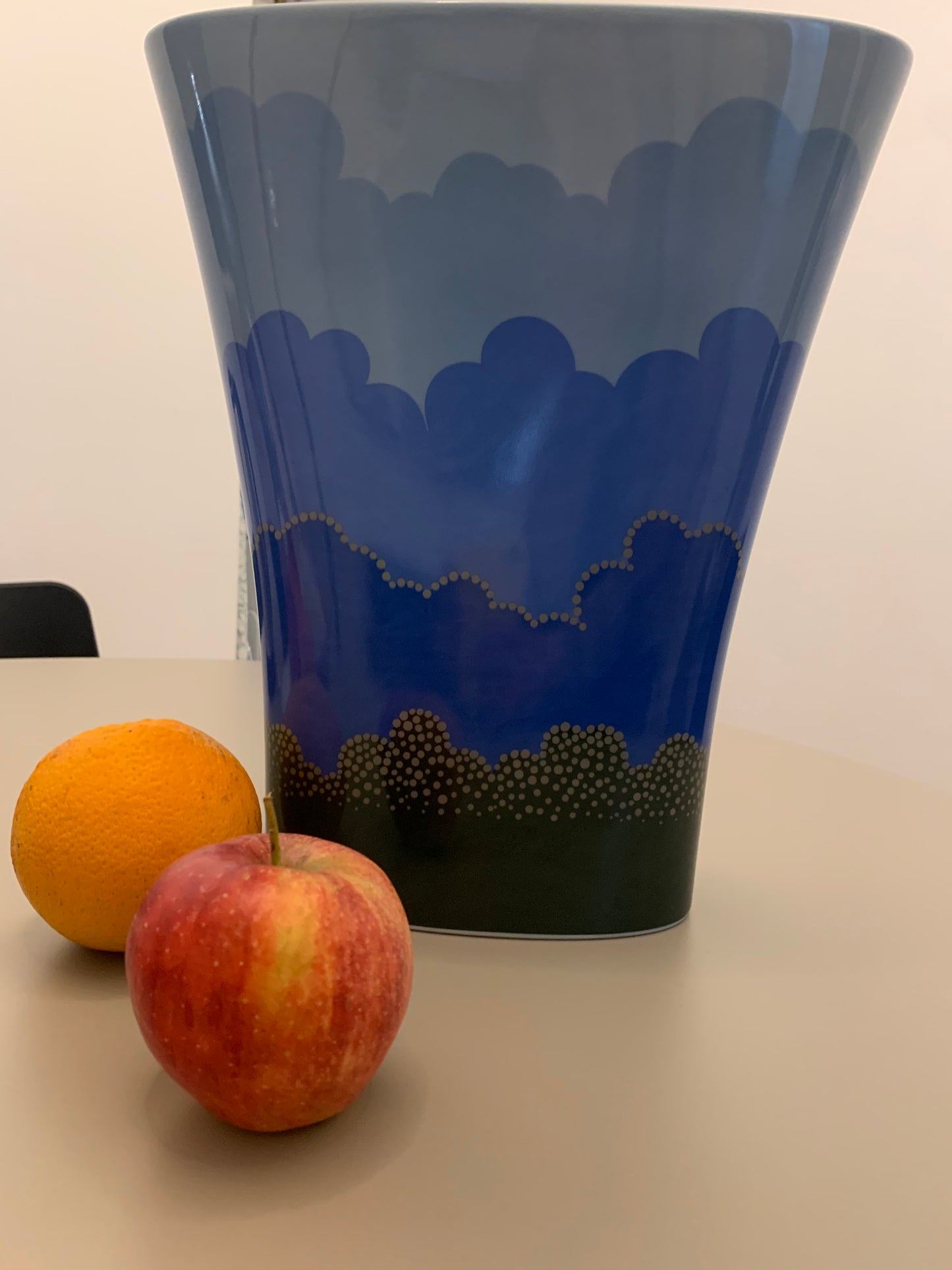 Rosenthal StudioLine vase by Ivan Rabuzin. Rosenthal Limitierte Kunstreichen.