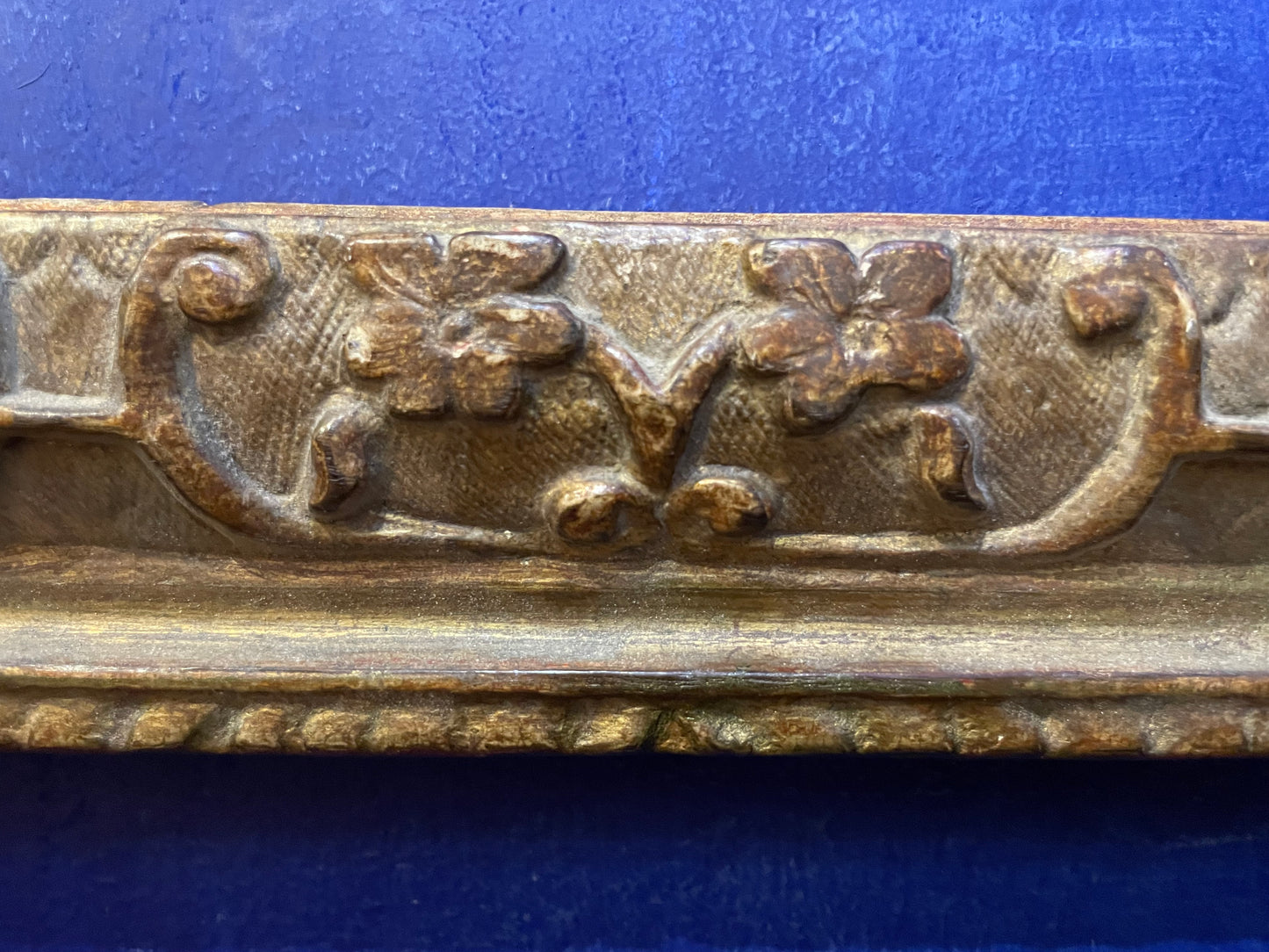 Cornice Luigi XV con fiori e volute, legno intagliato e dorato, Francia, XVIII secolo
47,5 × 40 centimetri