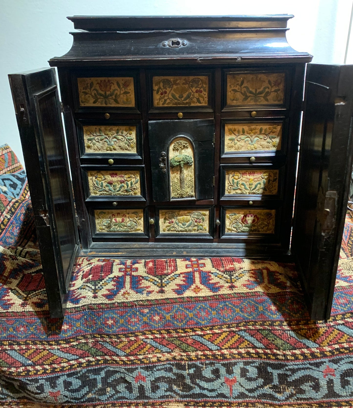 Very rare Collector's Cabinet, Antwerp, 17th century. Embroidered panels.