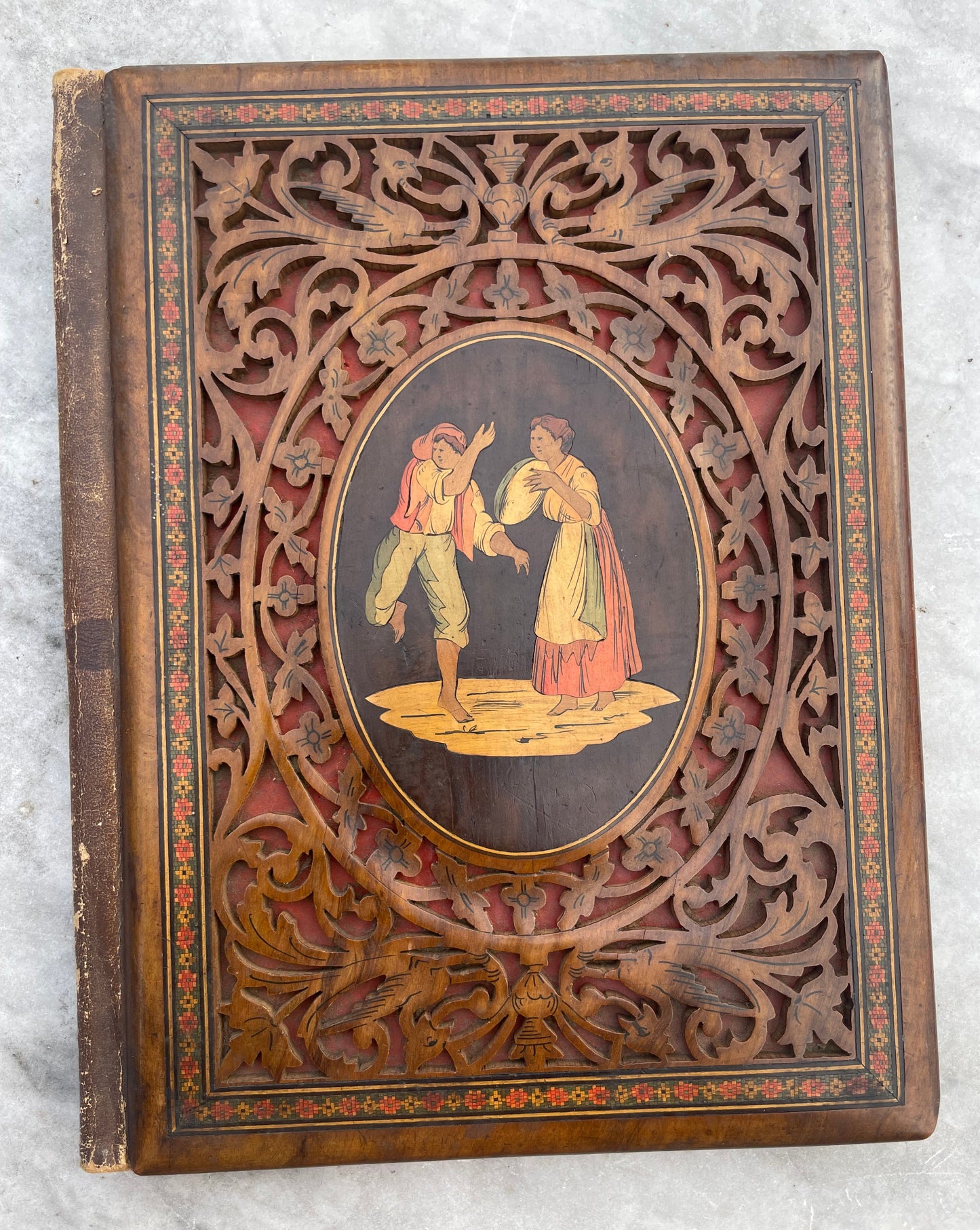 Cartella portalettere intarsiata “Tamburiata”, Sorrento, seconda metà XIX secolo, cm 26 x 20 (chiusa), cm 26 x 41 (aperta)