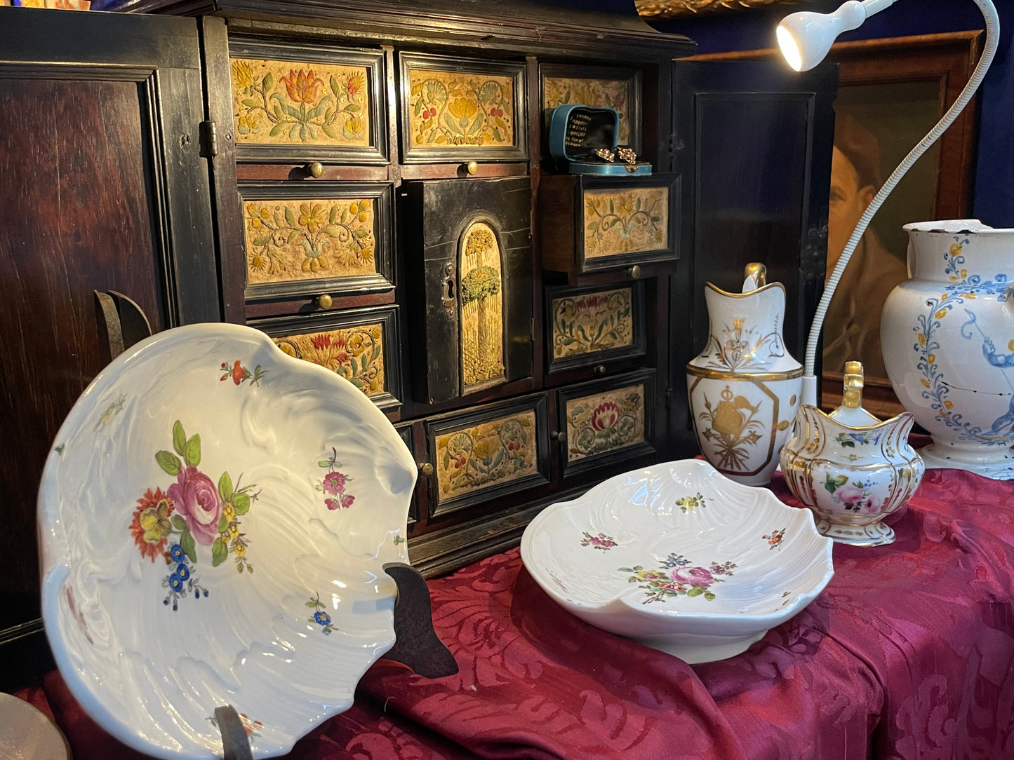 Manifattura Imperiale di Porcellane di Vienna. Vassoio a forma di conchiglia. Ca. 1750-70