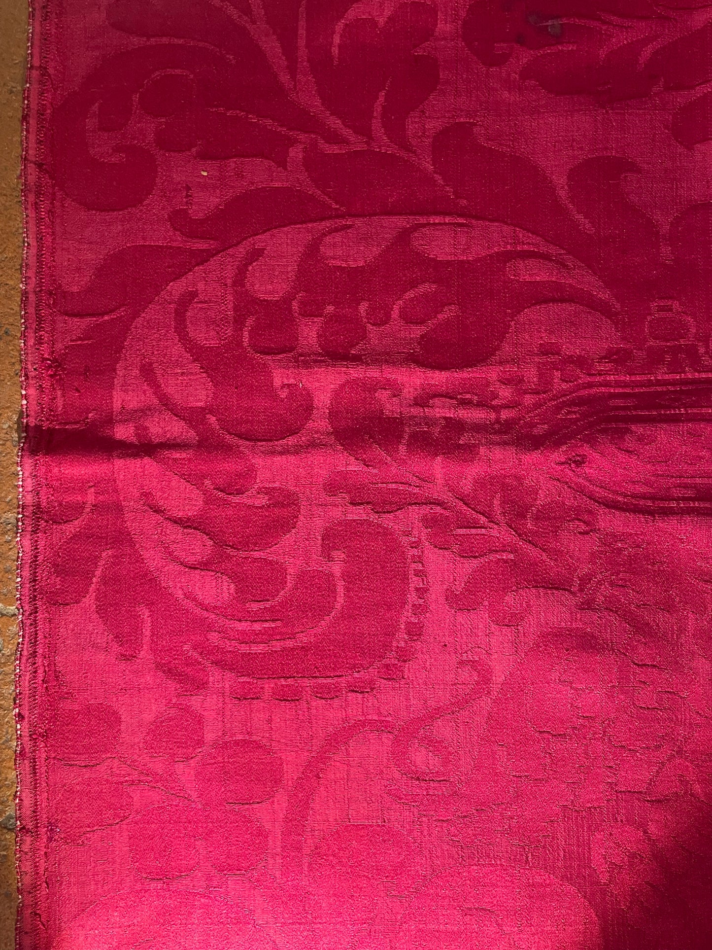 Broccato in seta con aquila bicipite, cuore trafitto, copricapo vescovile e corona, XVII secolo