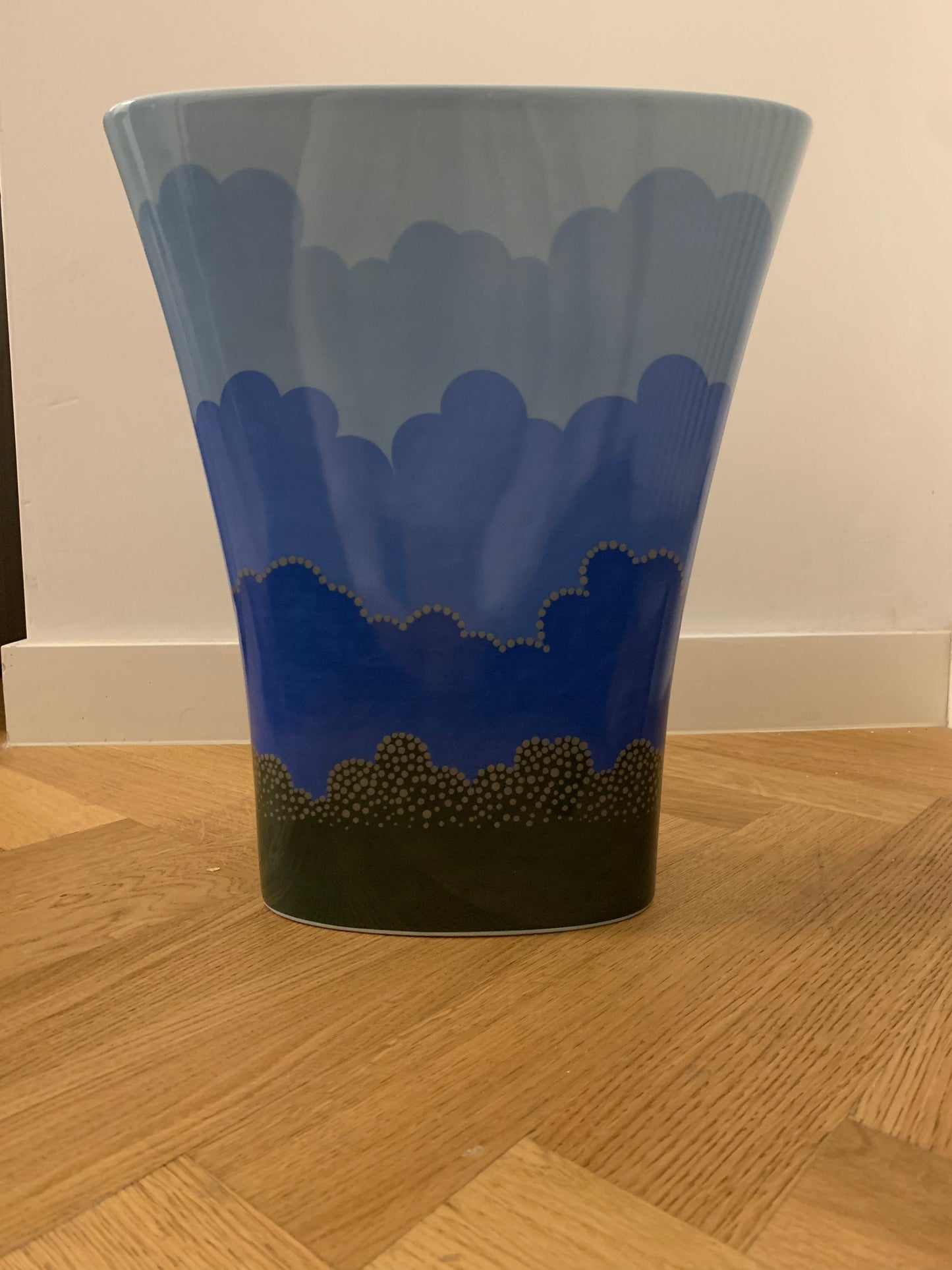 Rosenthal StudioLine vase by Ivan Rabuzin. Rosenthal Limitierte Kunstreichen.