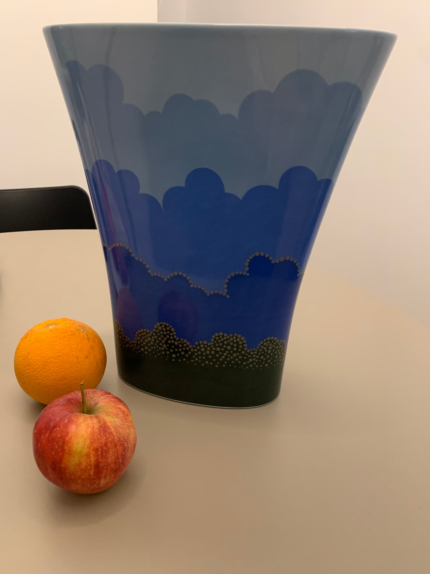 Rosenthal StudioLine vase by Ivan Rabuzin. Rosenthal Limitierte Kunstreichen.