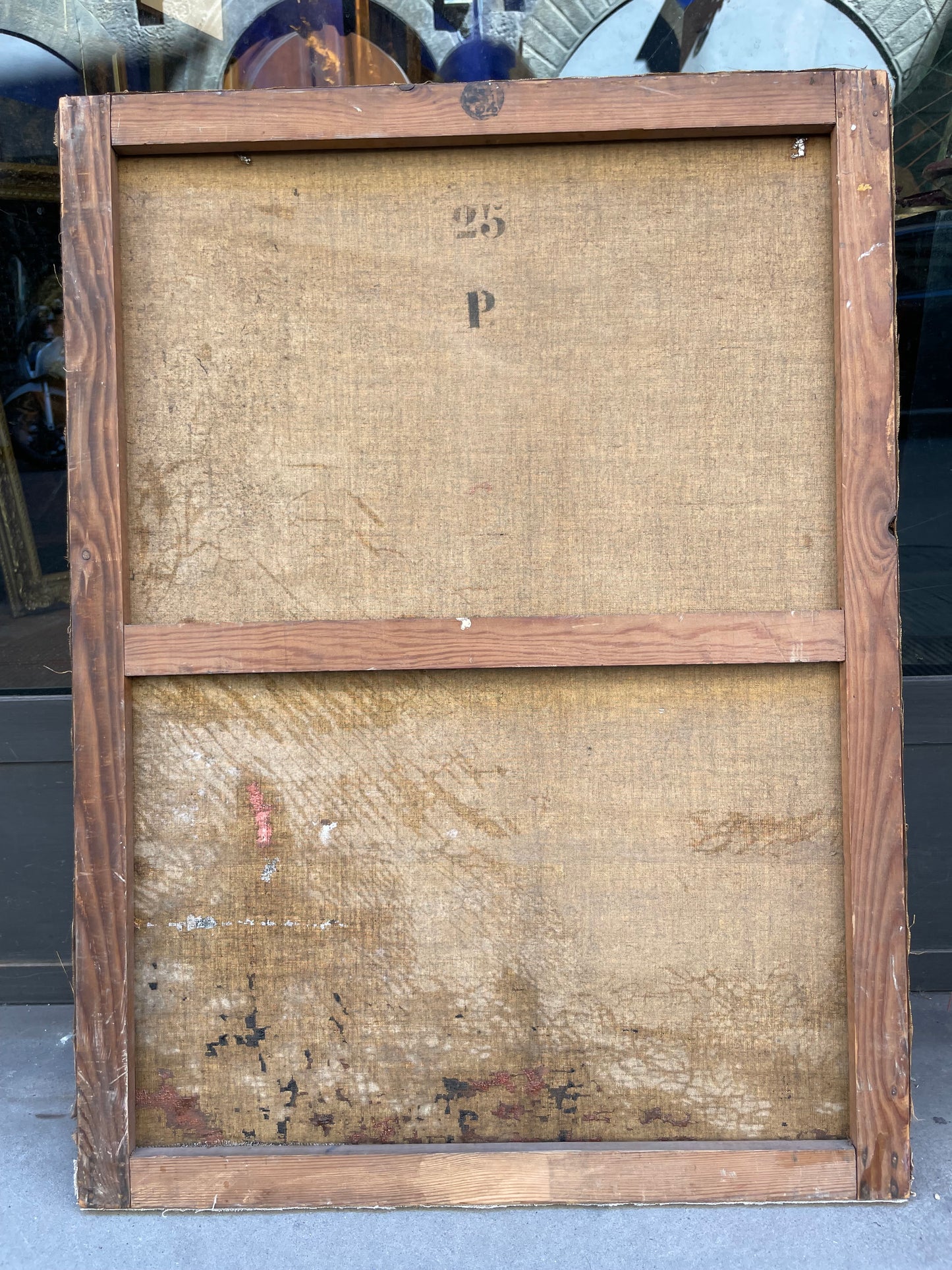 Interno di appartamento francese con grandi finestre, mobile rosso e mimose, ca. 1930