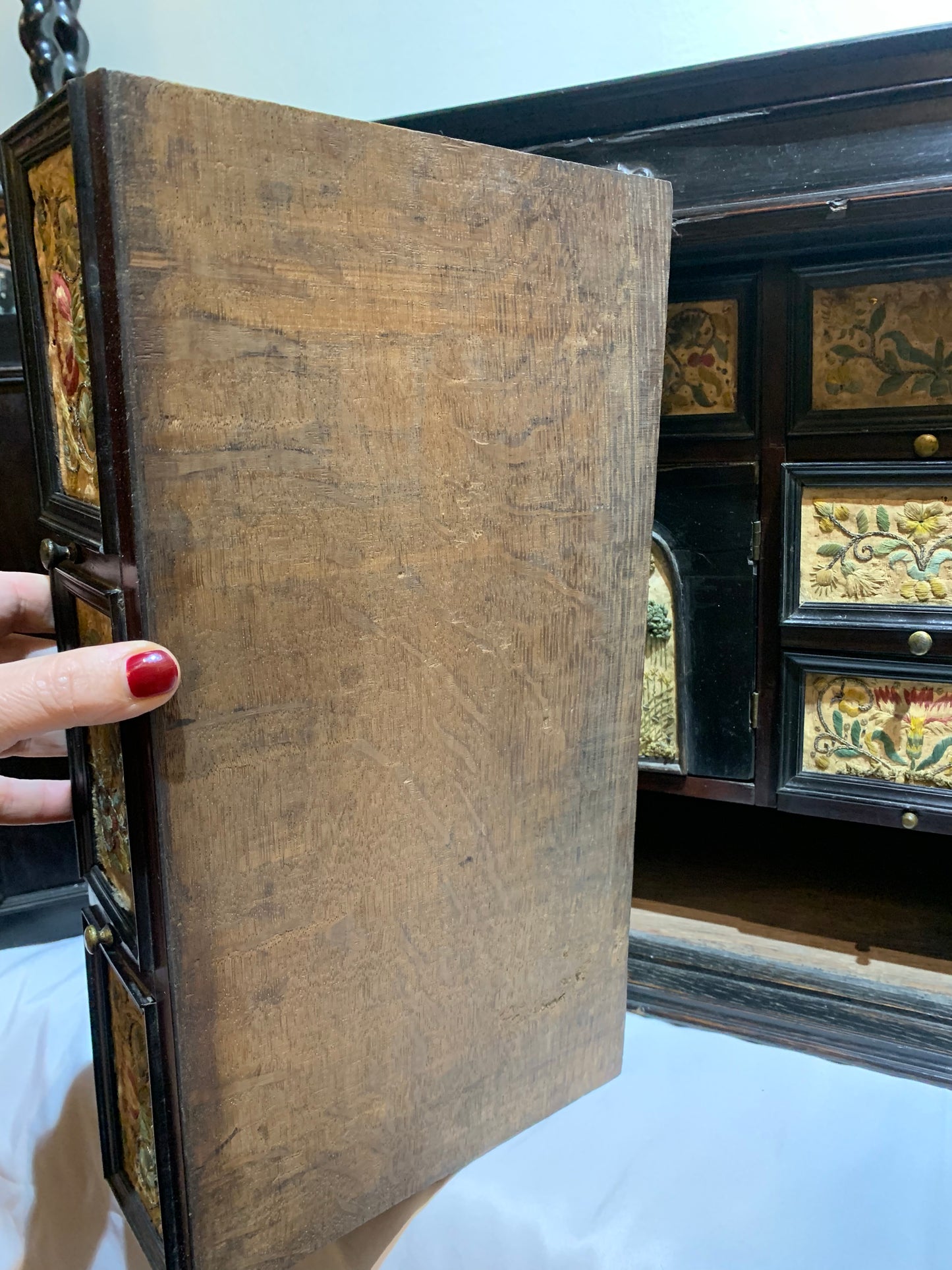 Very rare Collector's Cabinet, Antwerp, 17th century. Embroidered panels.