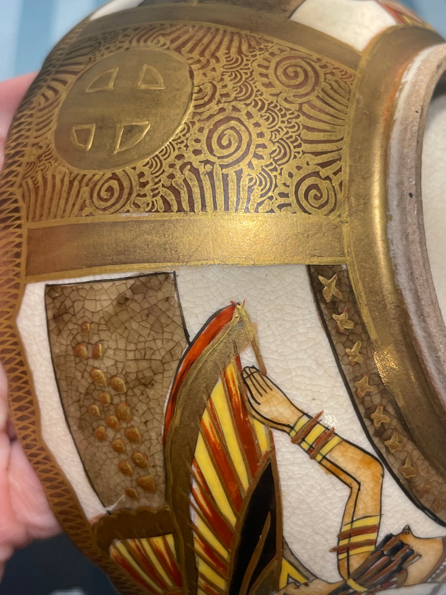 Ciotola giapponese in ceramica Satsuma con insolito decoro egizio, periodo Meiji–Taishō