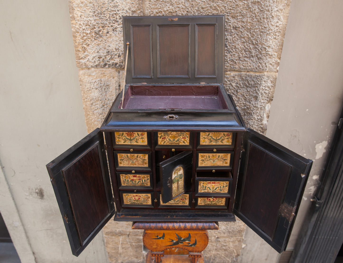 Very rare Collector's Cabinet, Antwerp, 17th century. Embroidered panels.