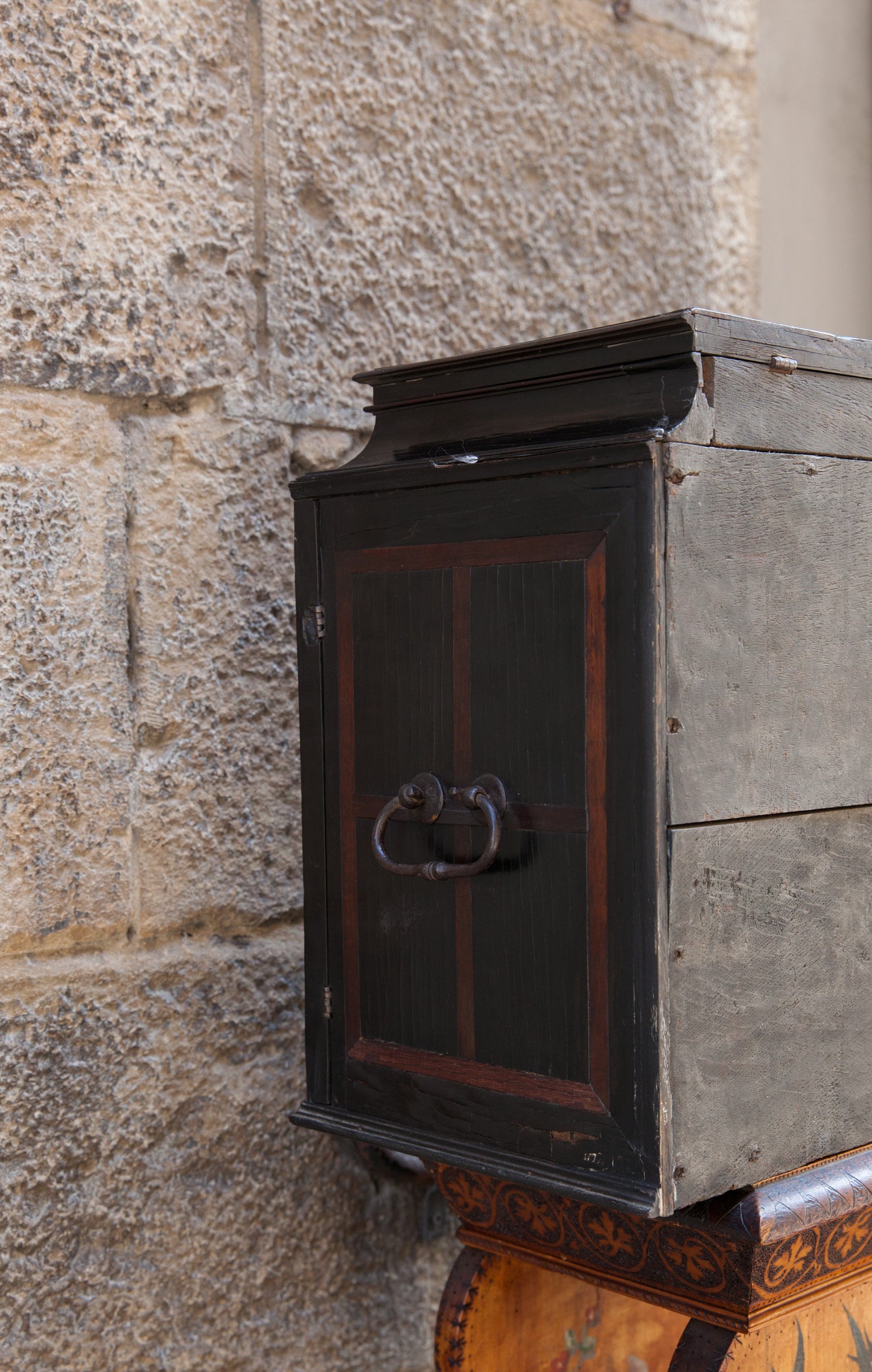 Very rare Collector's Cabinet, Antwerp, 17th century. Embroidered panels.