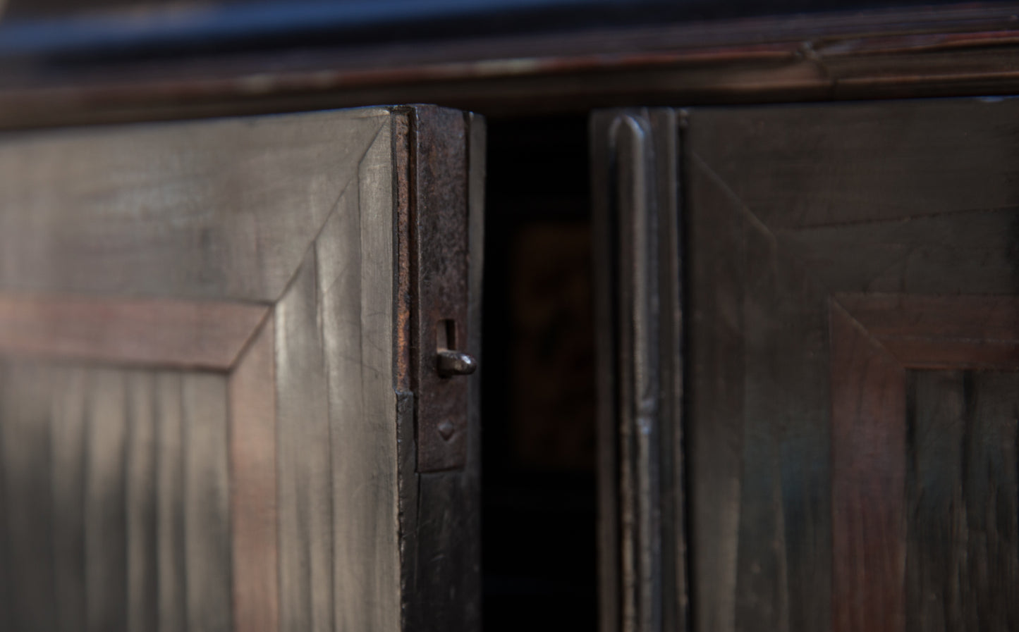 Very rare Collector's Cabinet, Antwerp, 17th century. Embroidered panels.