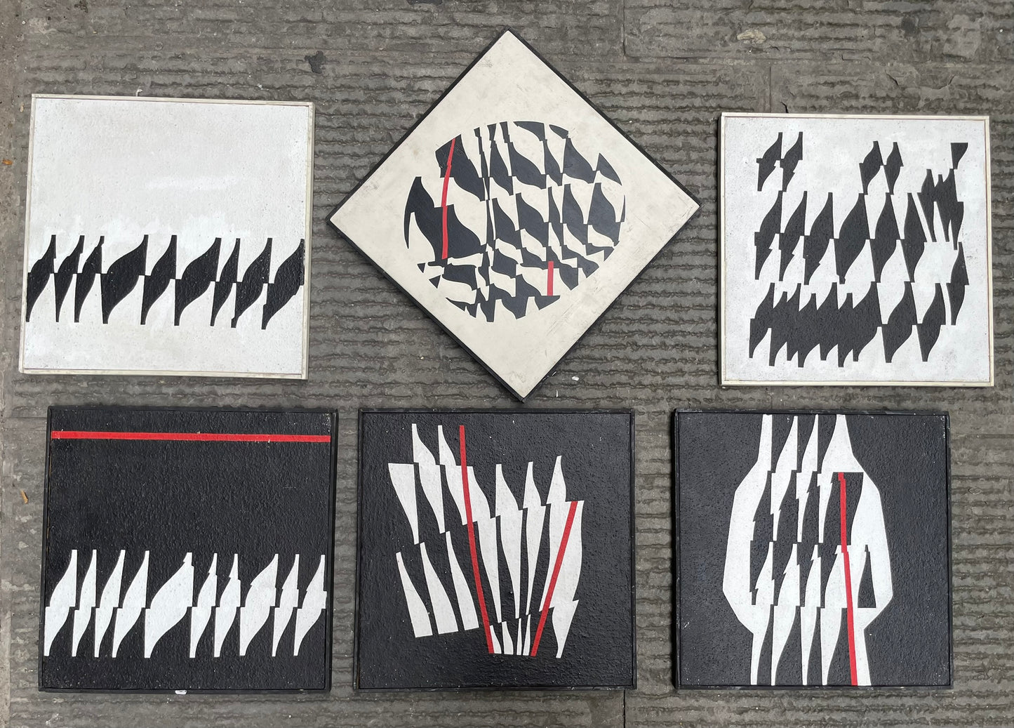 Enrico Sirello, 1975 – Struttura ottica con moduli neri ripetuti su fondo bianco, studio per un murale