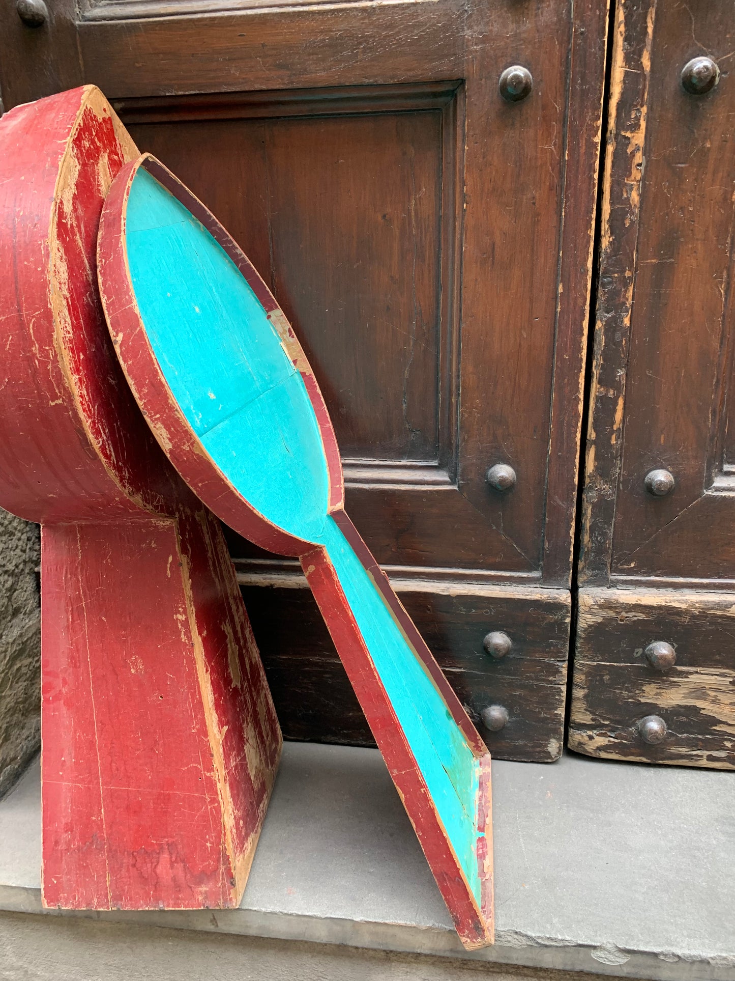 Antique case for a large object in wood and paper.