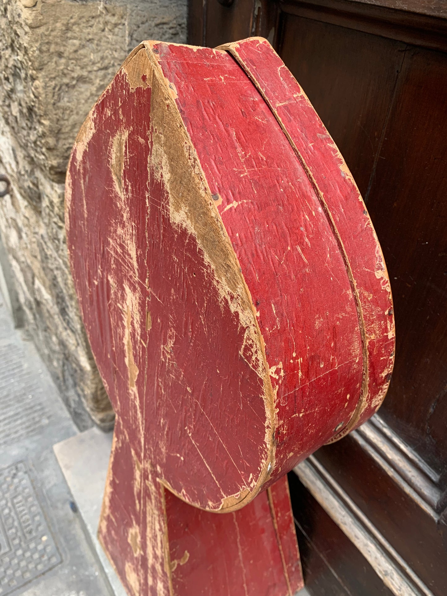 Antique case for a large object in wood and paper.