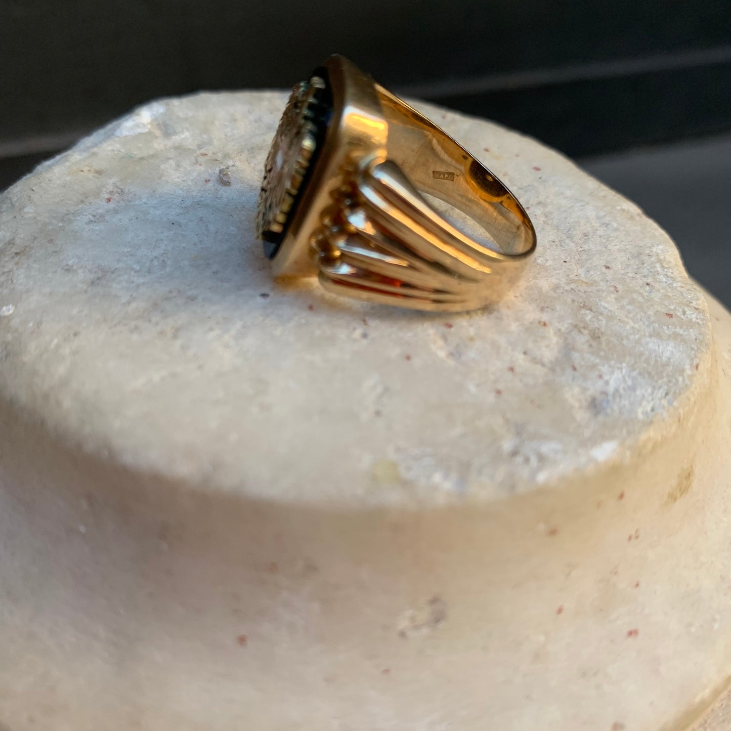 Men's ring with a noble coat of arms of eagle crowned.