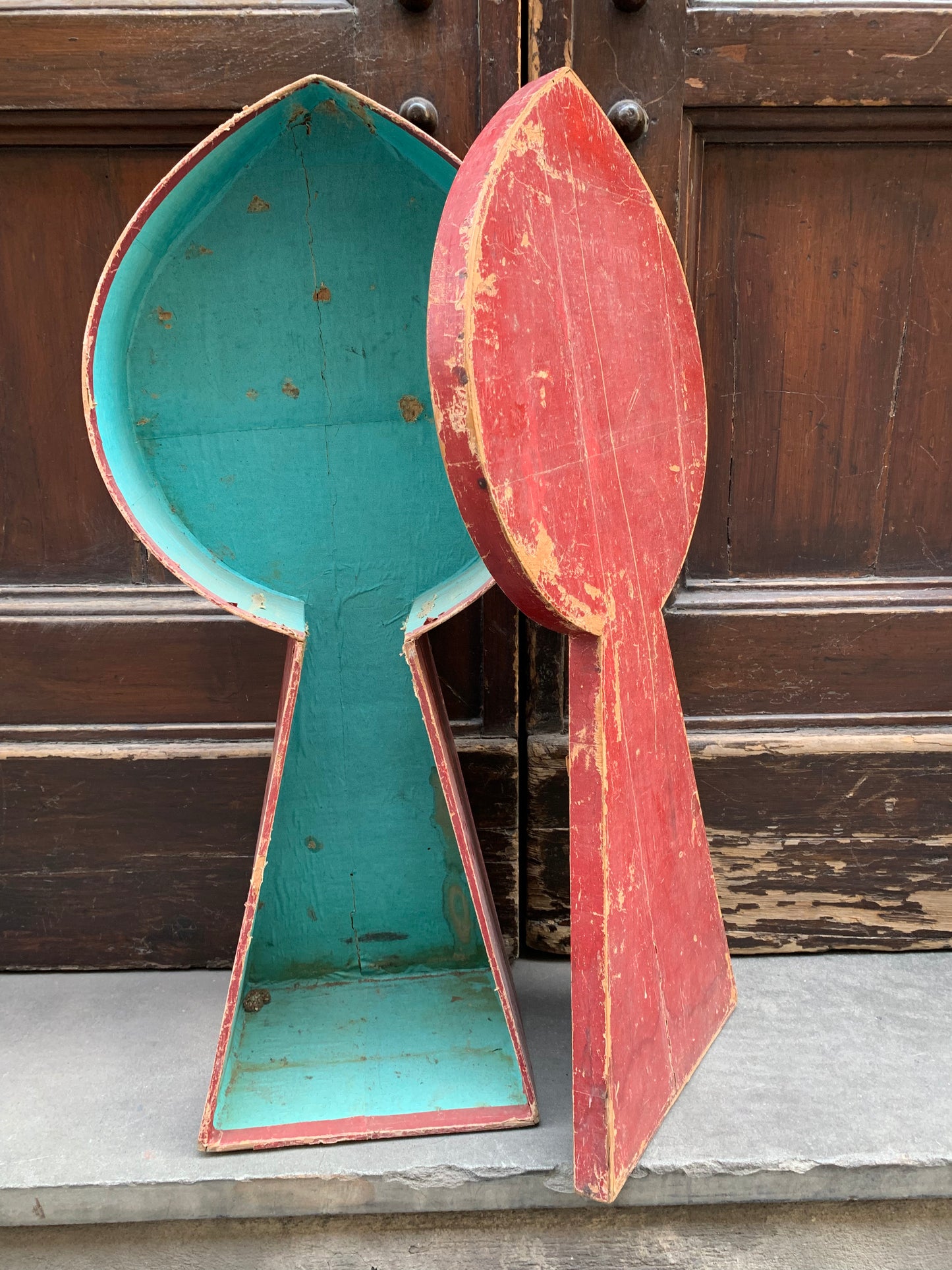 Antique case for a large object in wood and paper.