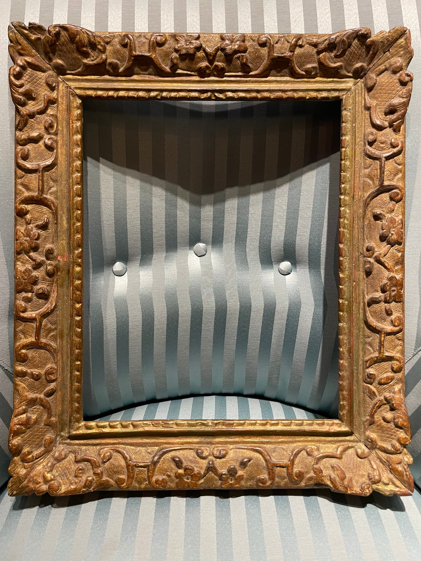 Cornice Luigi XV con fiori e volute, legno intagliato e dorato, Francia, XVIII secolo

 47,5 × 40 centimetri