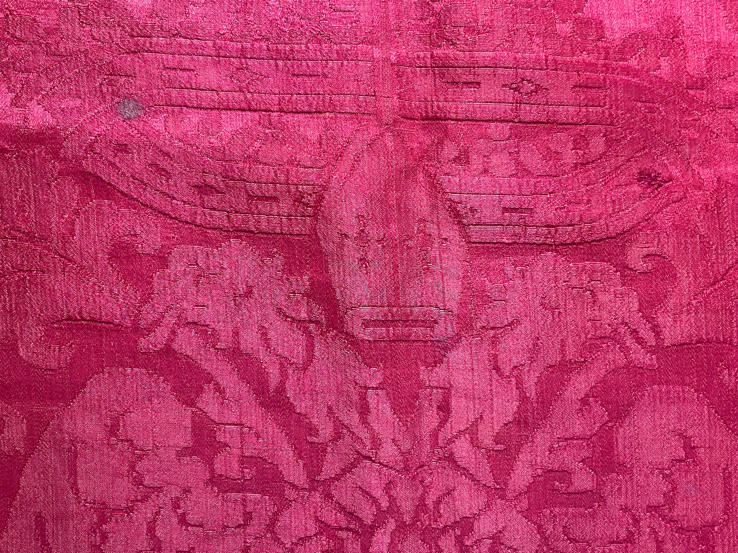 Broccato in seta con aquila bicipite, cuore trafitto, copricapo vescovile e corona, XVII secolo