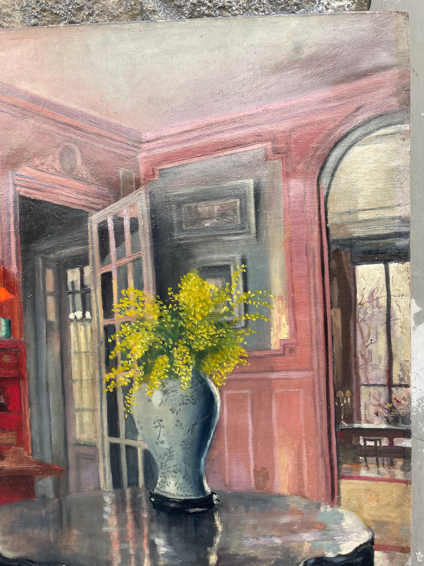 Interno di appartamento francese con grandi finestre, mobile rosso e mimose, ca. 1930