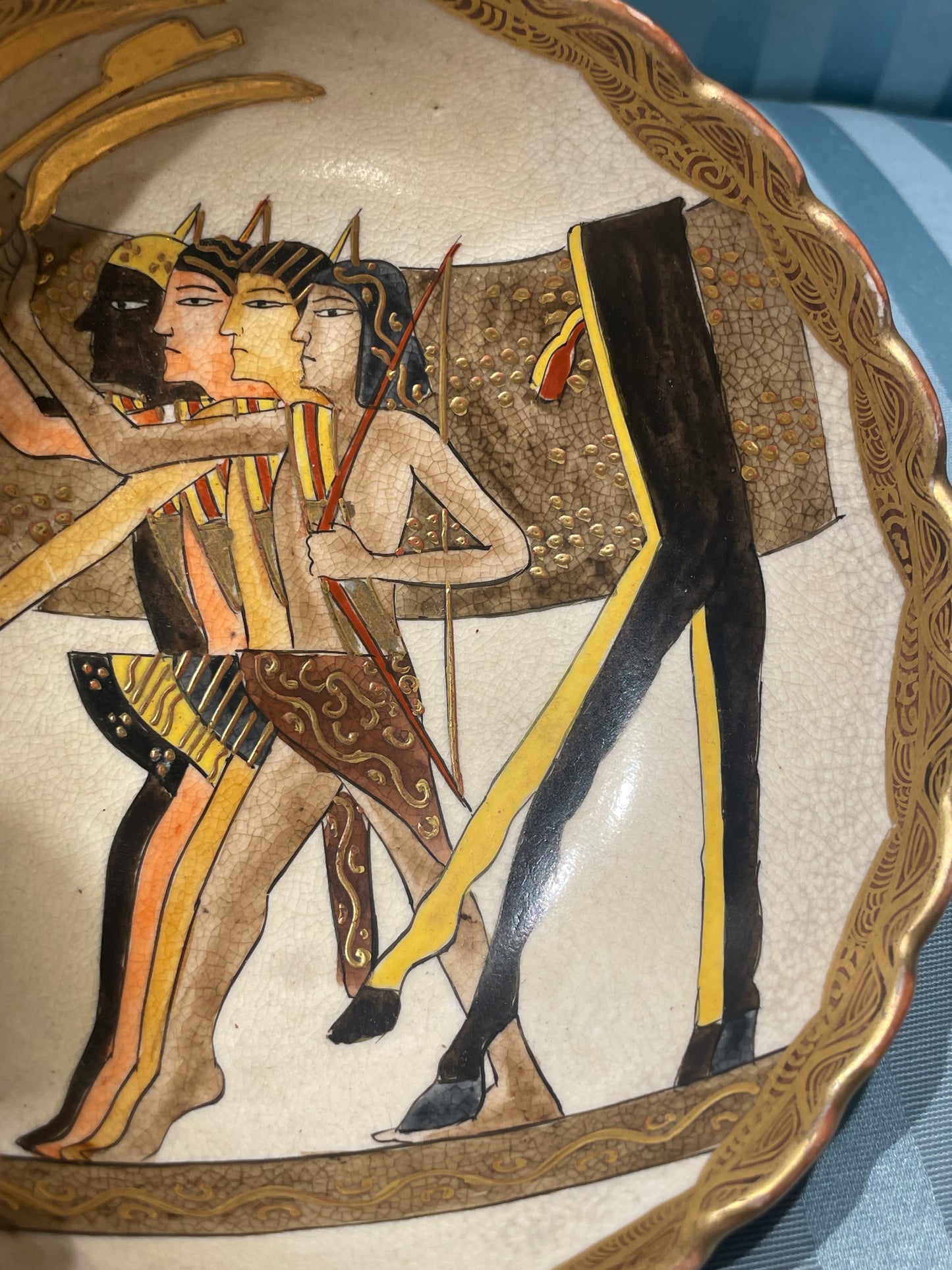 Ciotola giapponese in ceramica Satsuma con insolito decoro egizio, periodo Meiji–Taishō