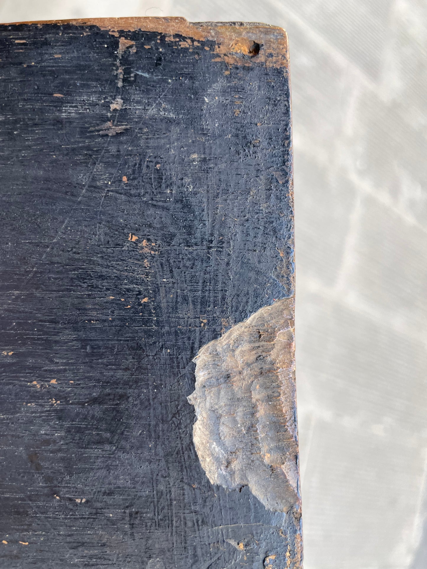 Mosè e Aronne davanti al Faraone, pittura sottovetro, cornice originale. 17 secolo
