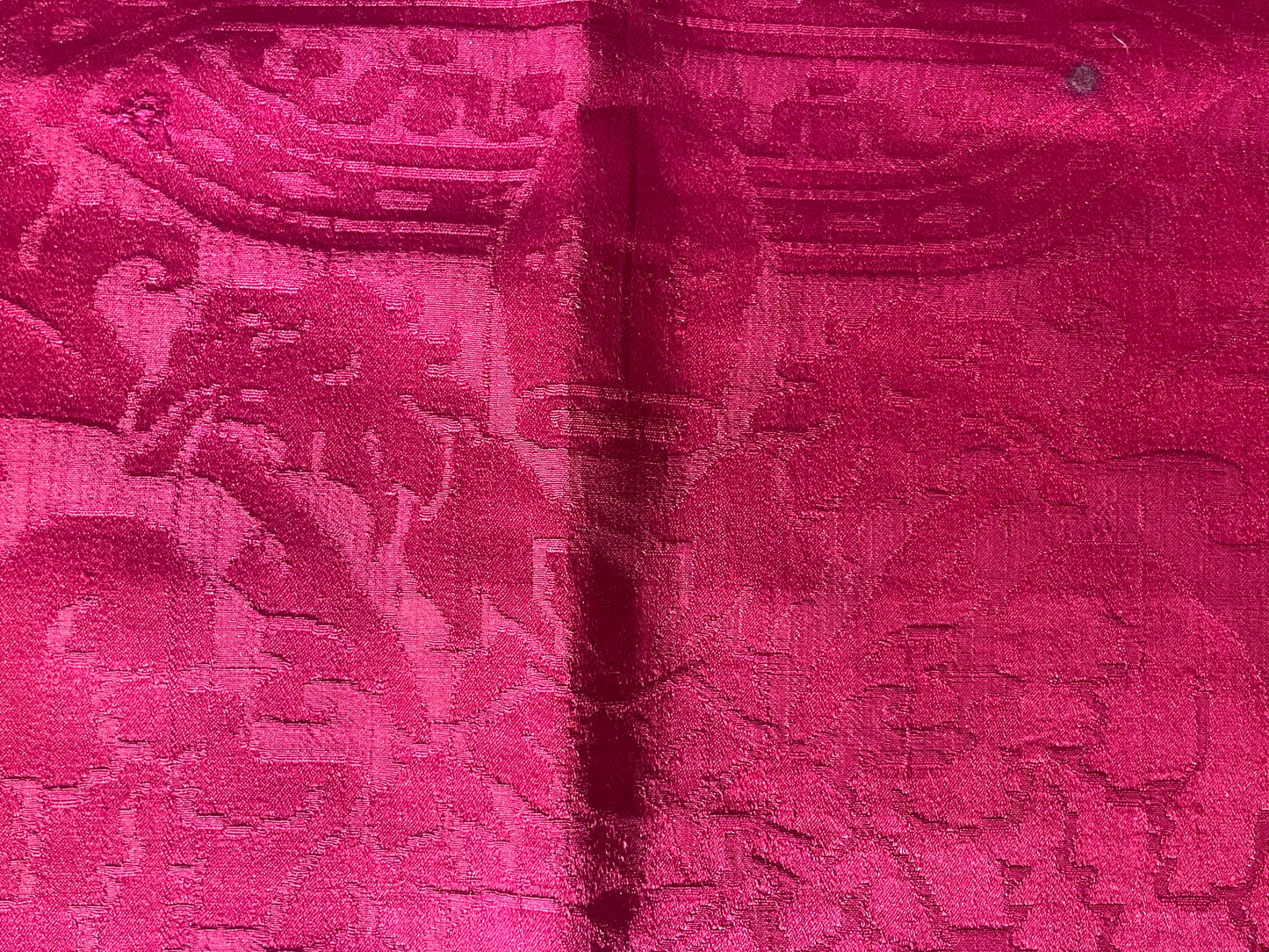 Broccato in seta con aquila bicipite, cuore trafitto, copricapo vescovile e corona, XVII secolo