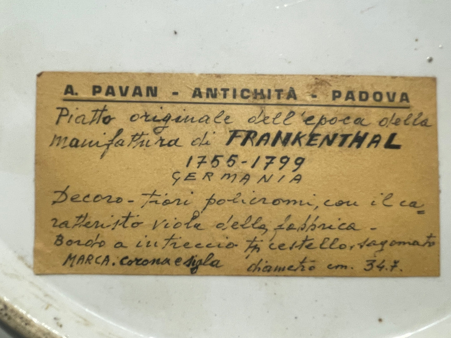Piatto in porcellana di Frankenthal XVIII secolo , decoro floreale , cm 34,5