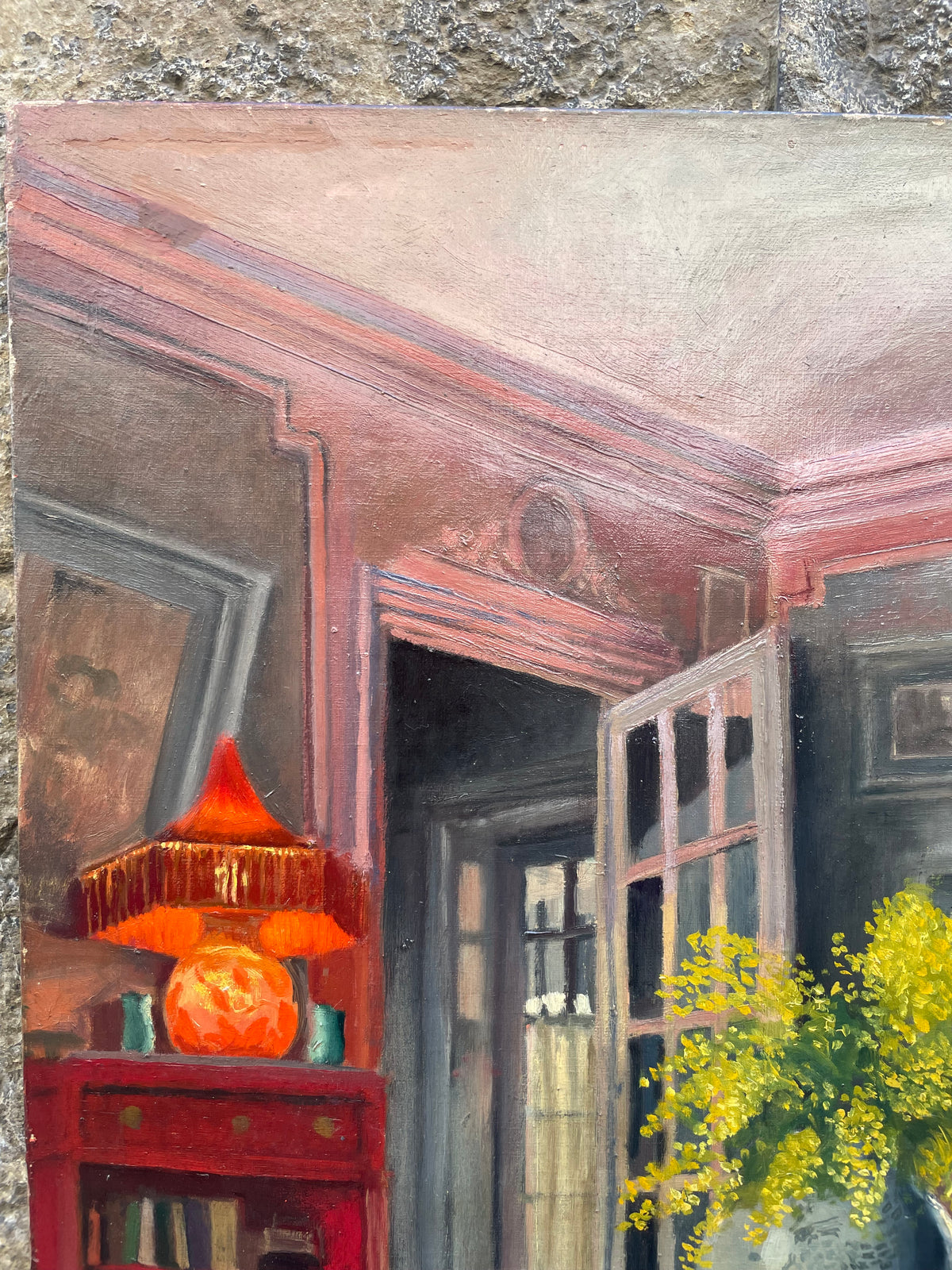 Interno di appartamento francese con grandi finestre, mobile rosso e mimose, ca. 1930