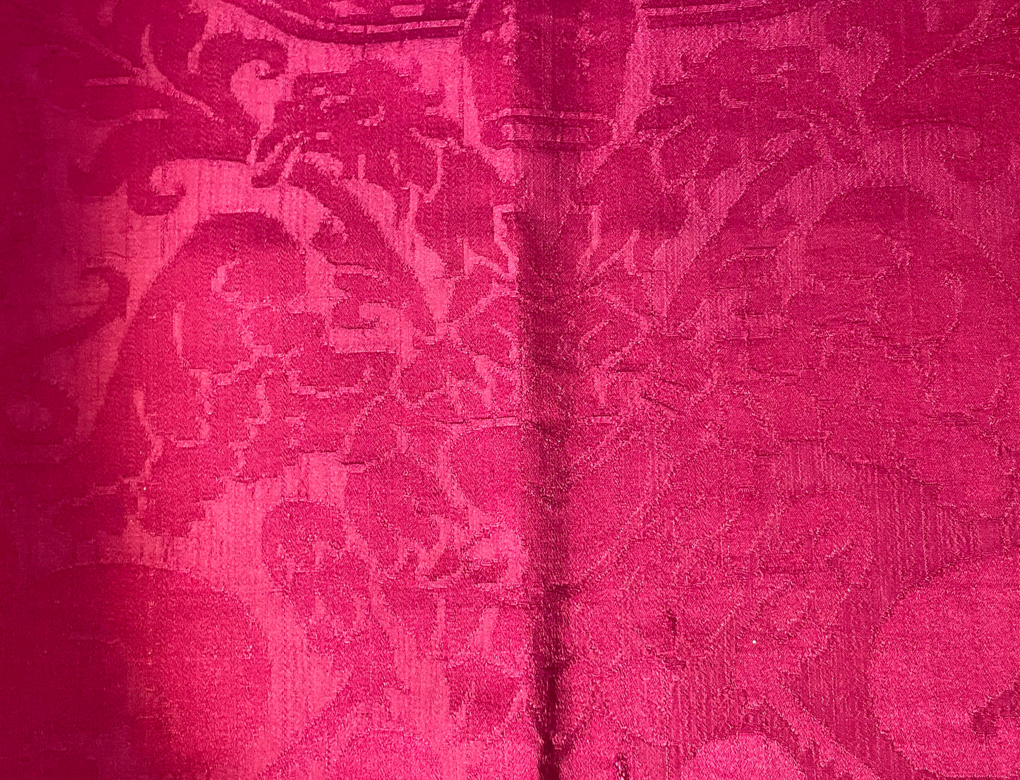 Broccato in seta con aquila bicipite, cuore trafitto, copricapo vescovile e corona, XVII secolo