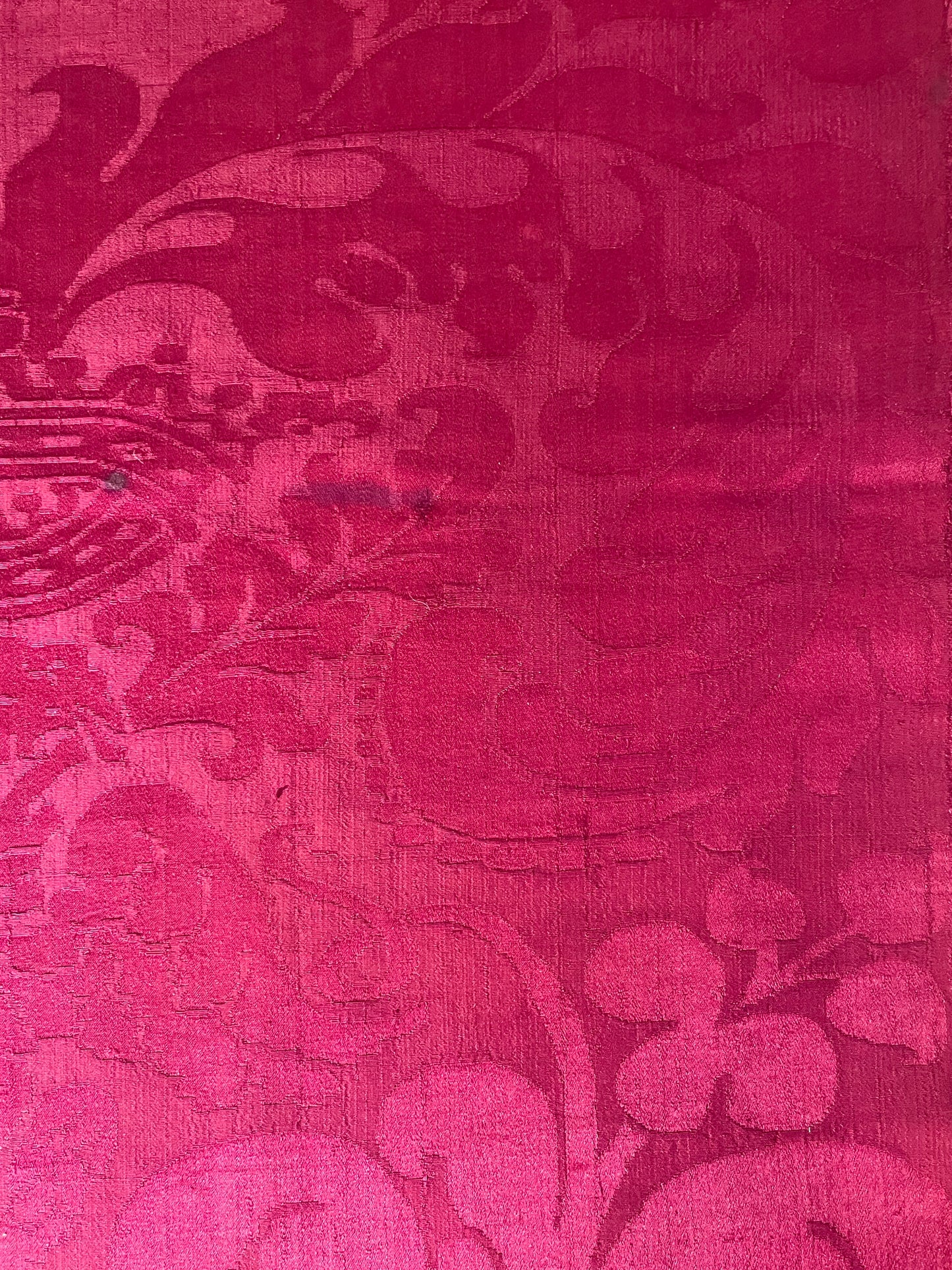 Broccato in seta con aquila bicipite, cuore trafitto, copricapo vescovile e corona, XVII secolo