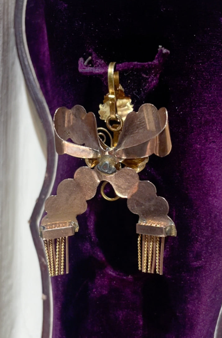 A Jewel Pendant Bow With Tassels, In Low Carat Gold. Neapolitan Area. XIX Century