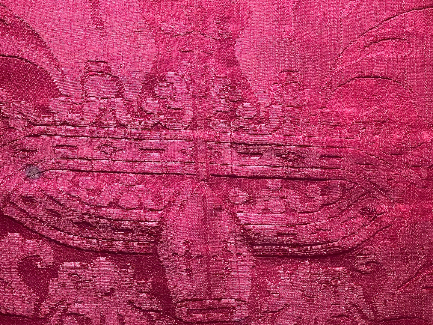 Broccato in seta con aquila bicipite, cuore trafitto, copricapo vescovile e corona, XVII secolo