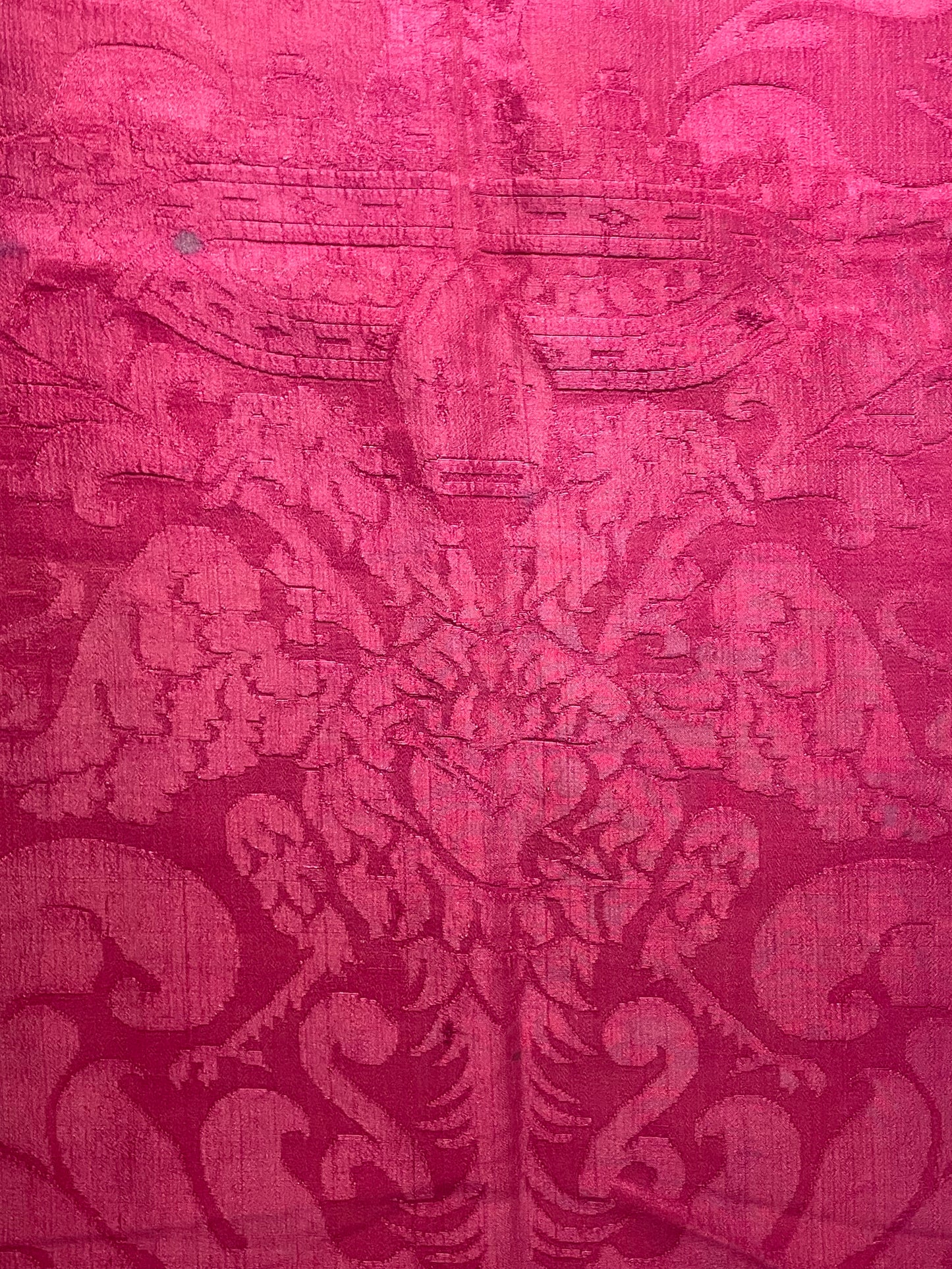 Broccato in seta con aquila bicipite, cuore trafitto, copricapo vescovile e corona, XVII secolo