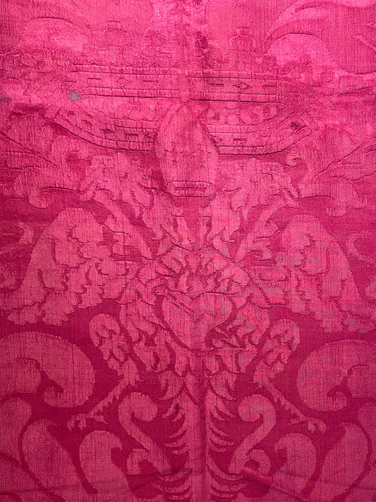 Broccato in seta con aquila bicipite, cuore trafitto, copricapo vescovile e corona, XVII secolo