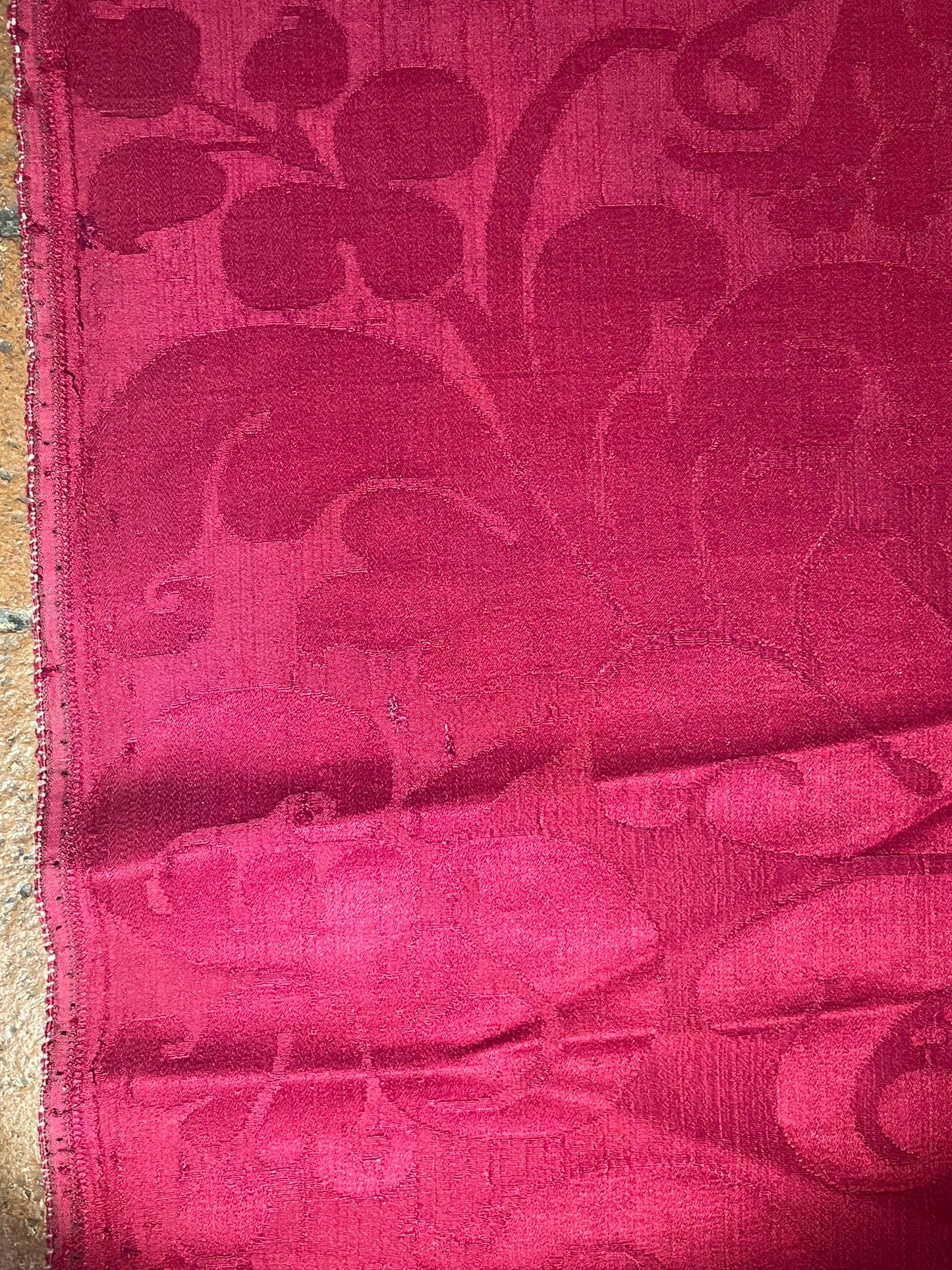 Broccato in seta con aquila bicipite, cuore trafitto, copricapo vescovile e corona, XVII secolo