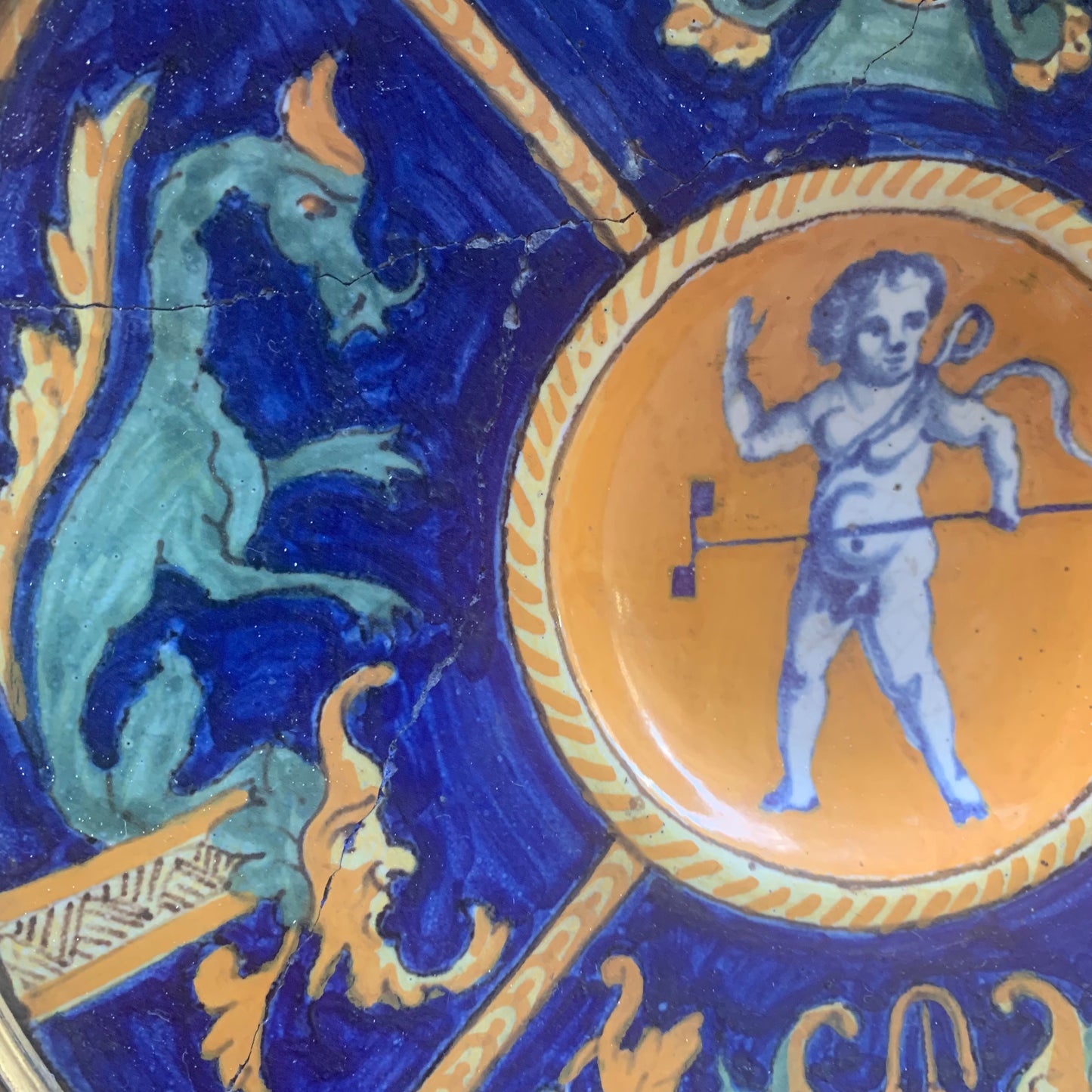 Antique Maiolica Plate From The Late 16th Century With Putto And Toy (pinwheel?) - Urbino