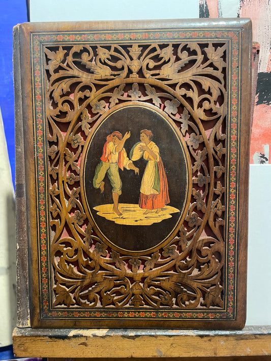 Cartella portalettere intarsiata “Tamburiata”, Sorrento, seconda metà XIX secolo, cm 26 x 20 (chiusa), cm 26 x 41 (aperta)