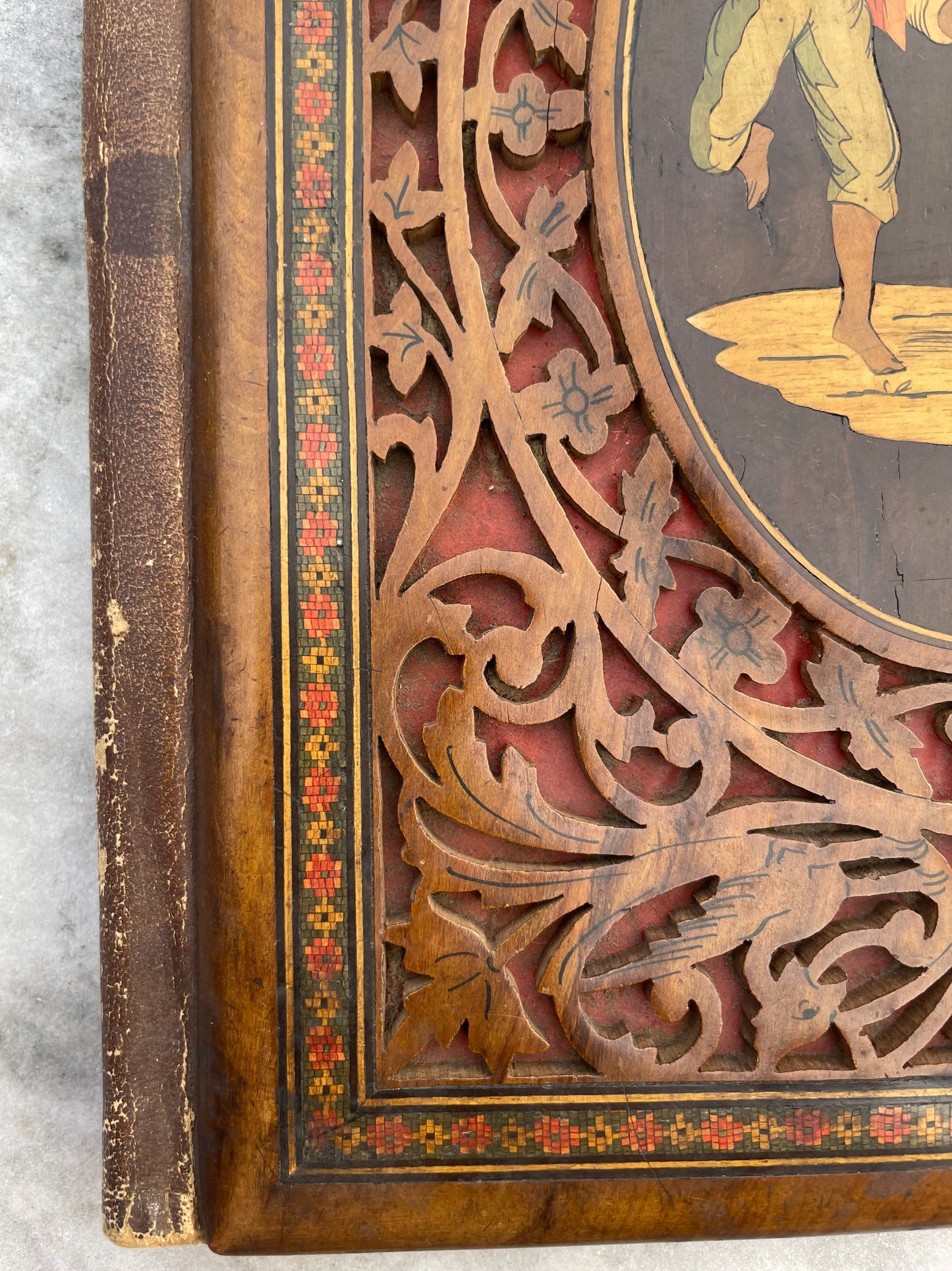 Cartella portalettere intarsiata “Tamburiata”, Sorrento, seconda metà XIX secolo, cm 26 x 20 (chiusa), cm 26 x 41 (aperta)