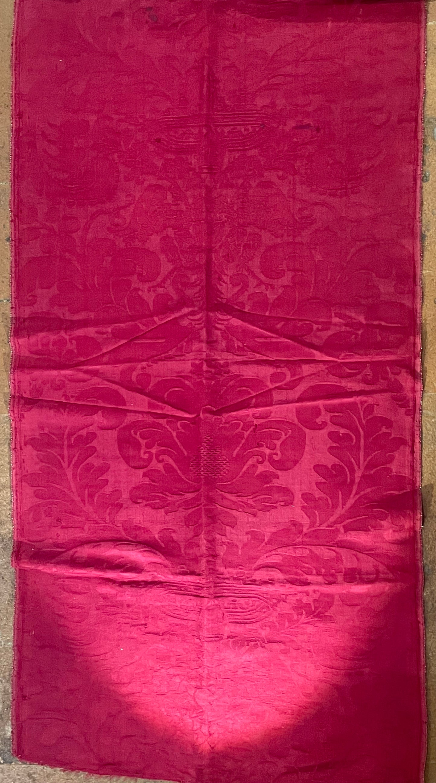 Broccato in seta con aquila bicipite, cuore trafitto, copricapo vescovile e corona, XVII secolo