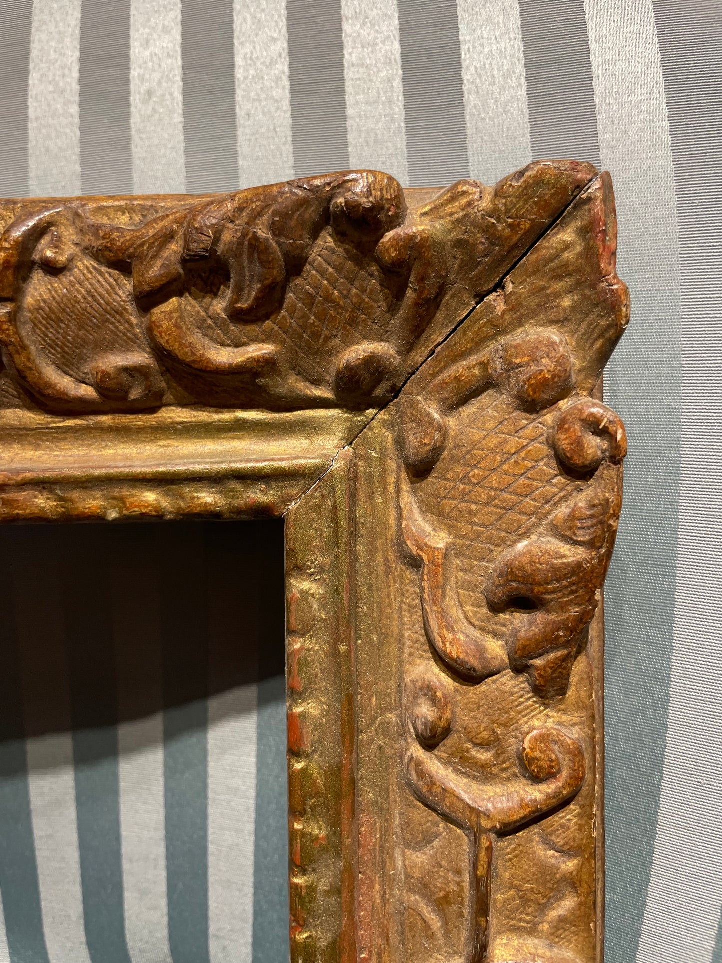 Cornice Luigi XV con fiori e volute, legno intagliato e dorato, Francia, XVIII secolo

 47,5 × 40 centimetri