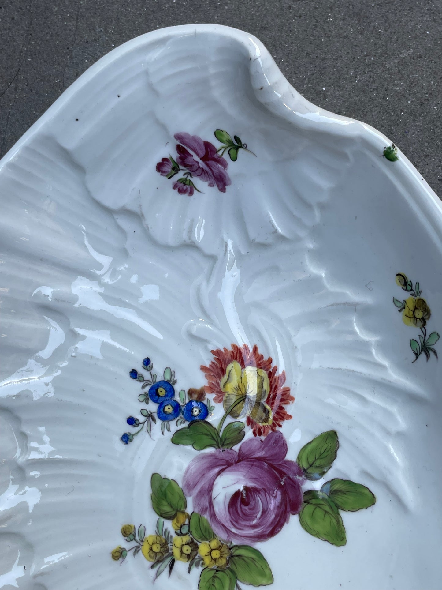 Manifattura Imperiale di Porcellane di Vienna. Vassoio a forma di conchiglia. Ca. 1750-70