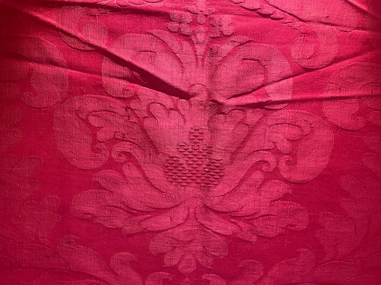 Broccato in seta con aquila bicipite, cuore trafitto, copricapo vescovile e corona, XVII secolo