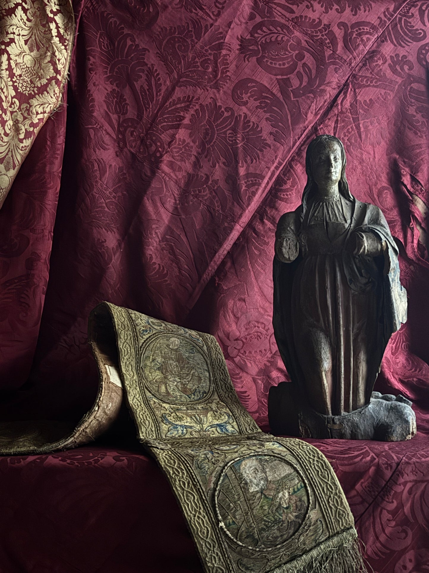 Madonna. Scultura in legno intagliato policromo. Tardo Rinascimento.