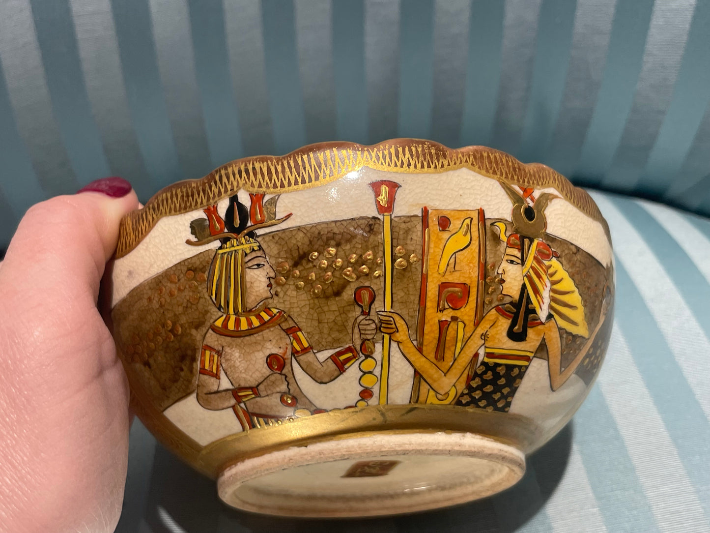 Ciotola giapponese in ceramica Satsuma con insolito decoro egizio, periodo Meiji–Taishō