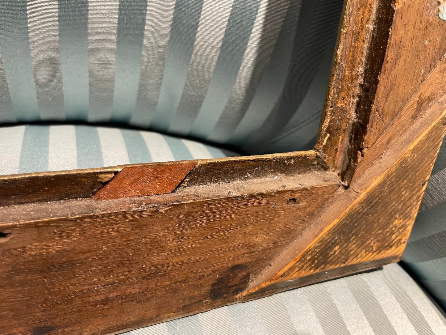 Cornice Luigi XV con fiori e volute, legno intagliato e dorato, Francia, XVIII secolo

 47,5 × 40 centimetri