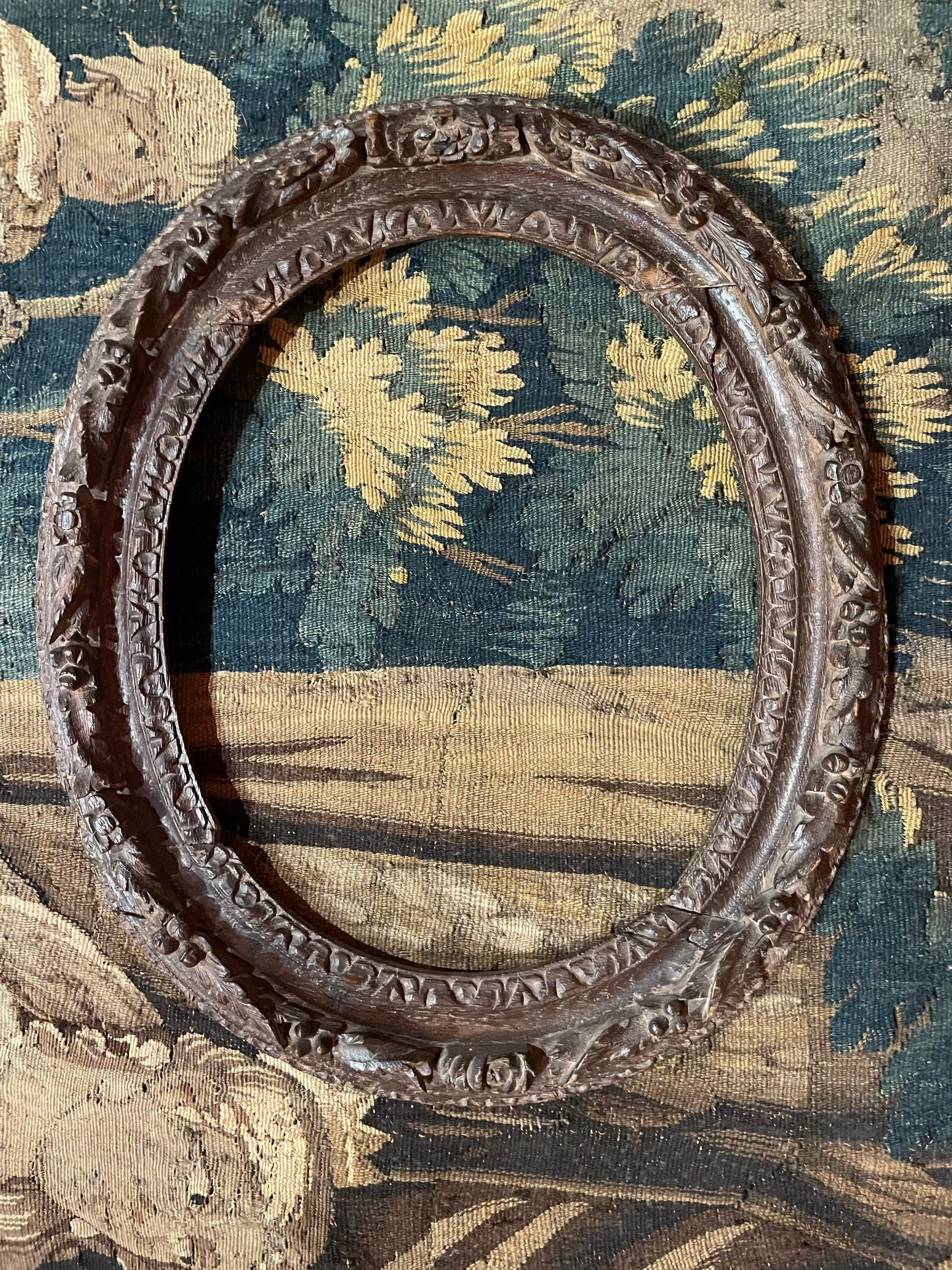 Cornice in rovere intagliato con motivi floreali, periodo Luigi XV, metà del XVIII secolo