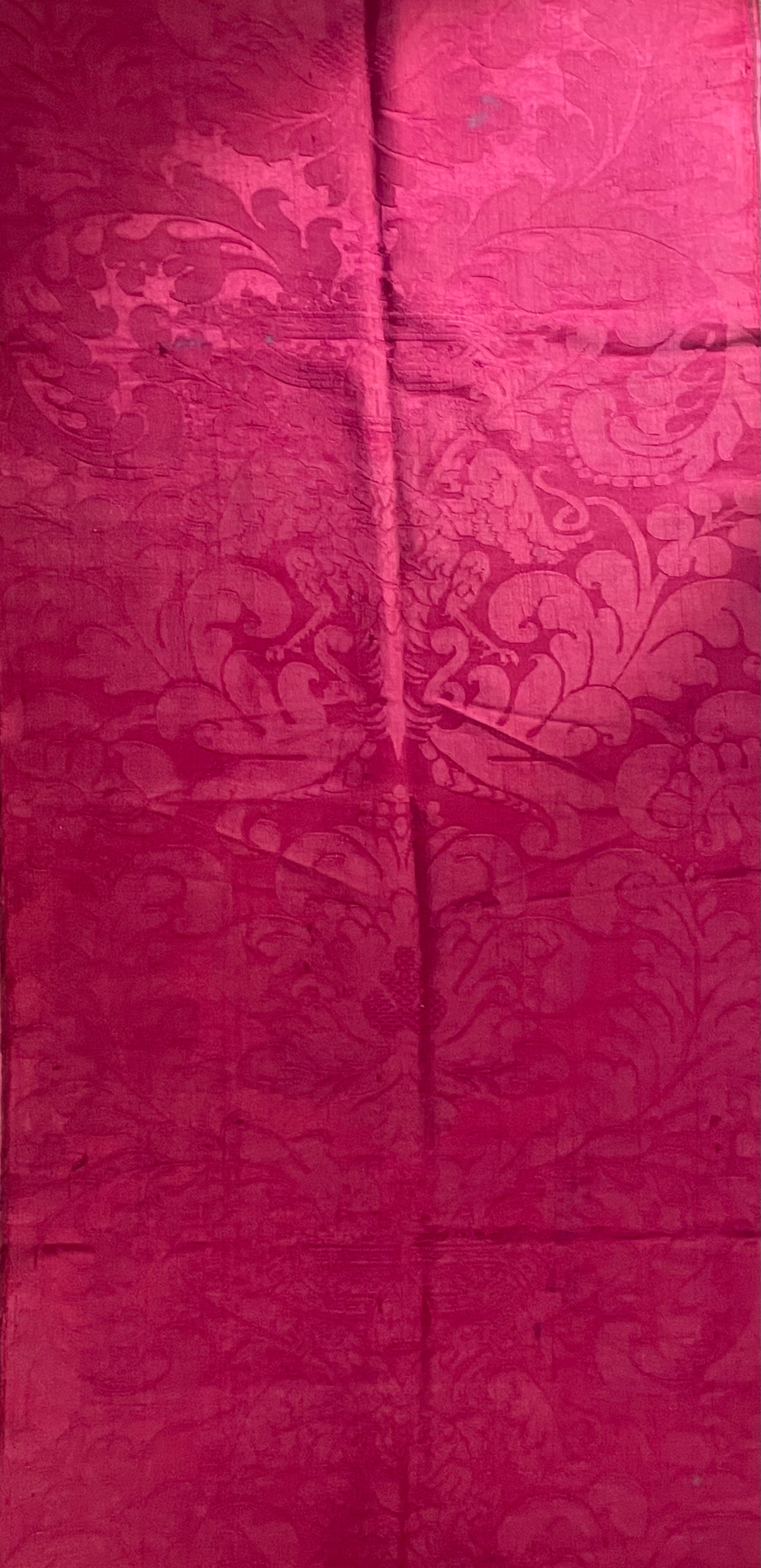 Broccato in seta con aquila bicipite, cuore trafitto, copricapo vescovile e corona, XVII secolo