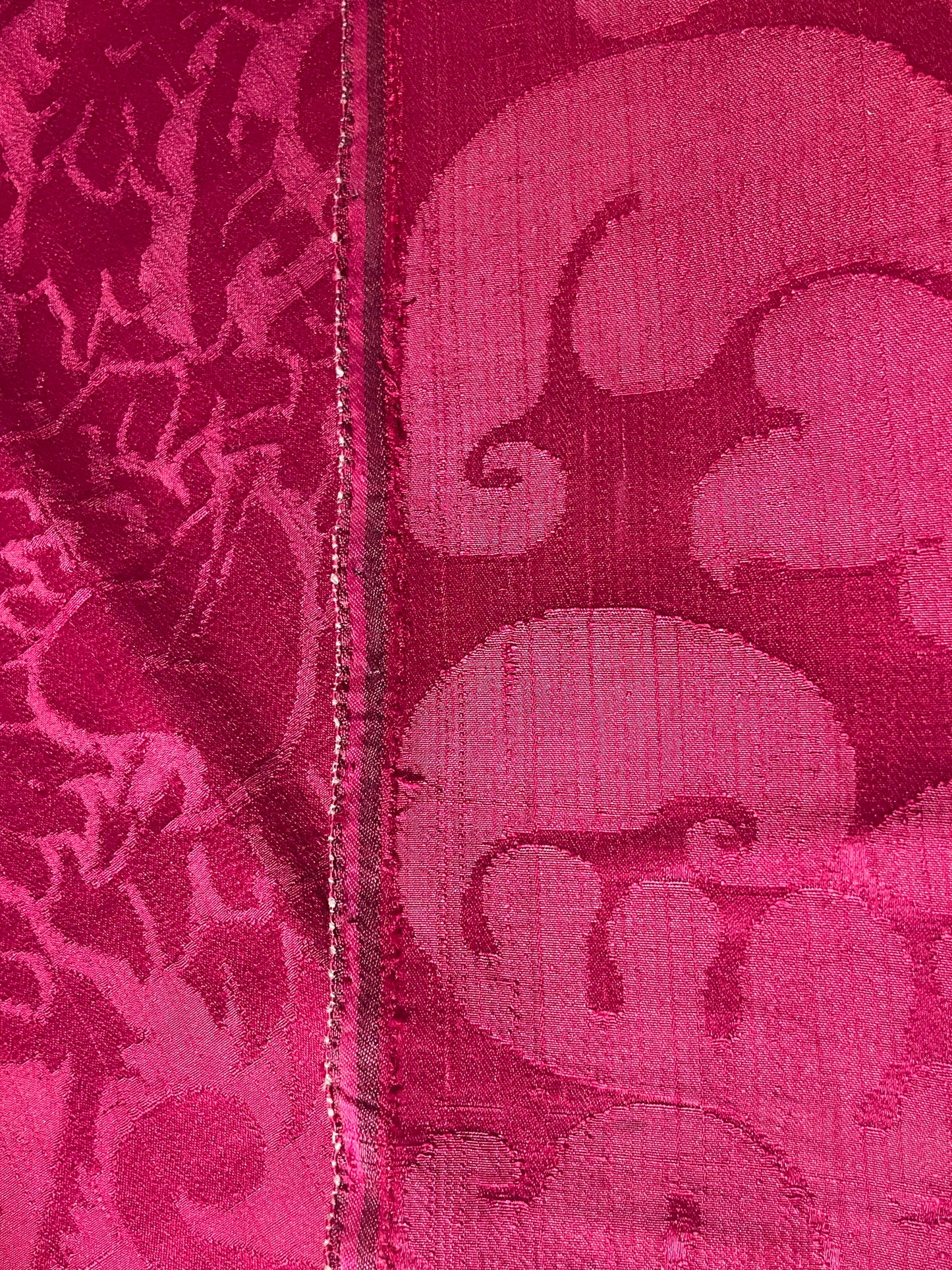 Broccato in seta con aquila bicipite, cuore trafitto, copricapo vescovile e corona, XVII secolo