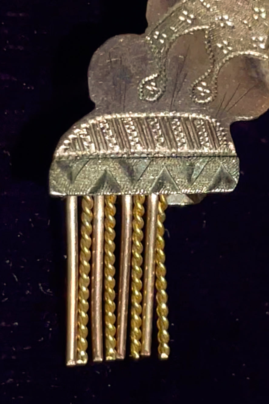 A jeweled bow with tassels, in low gold.  XIX century.