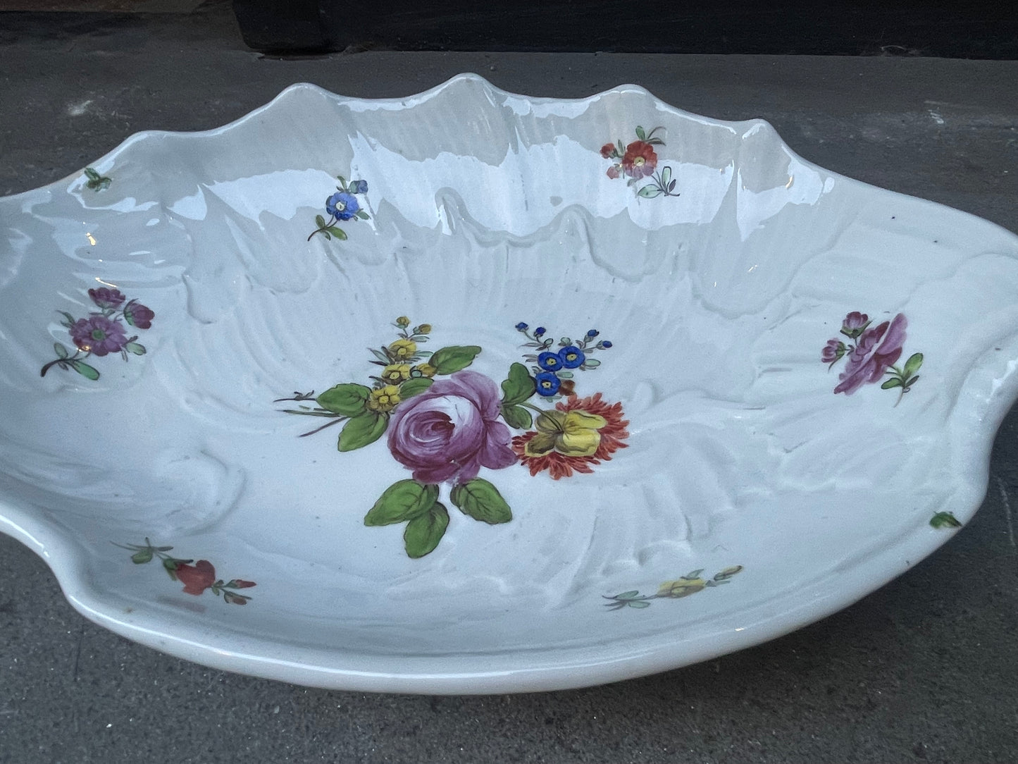 Manifattura Imperiale di Porcellane di Vienna. Vassoio a forma di conchiglia. Ca. 1750-70