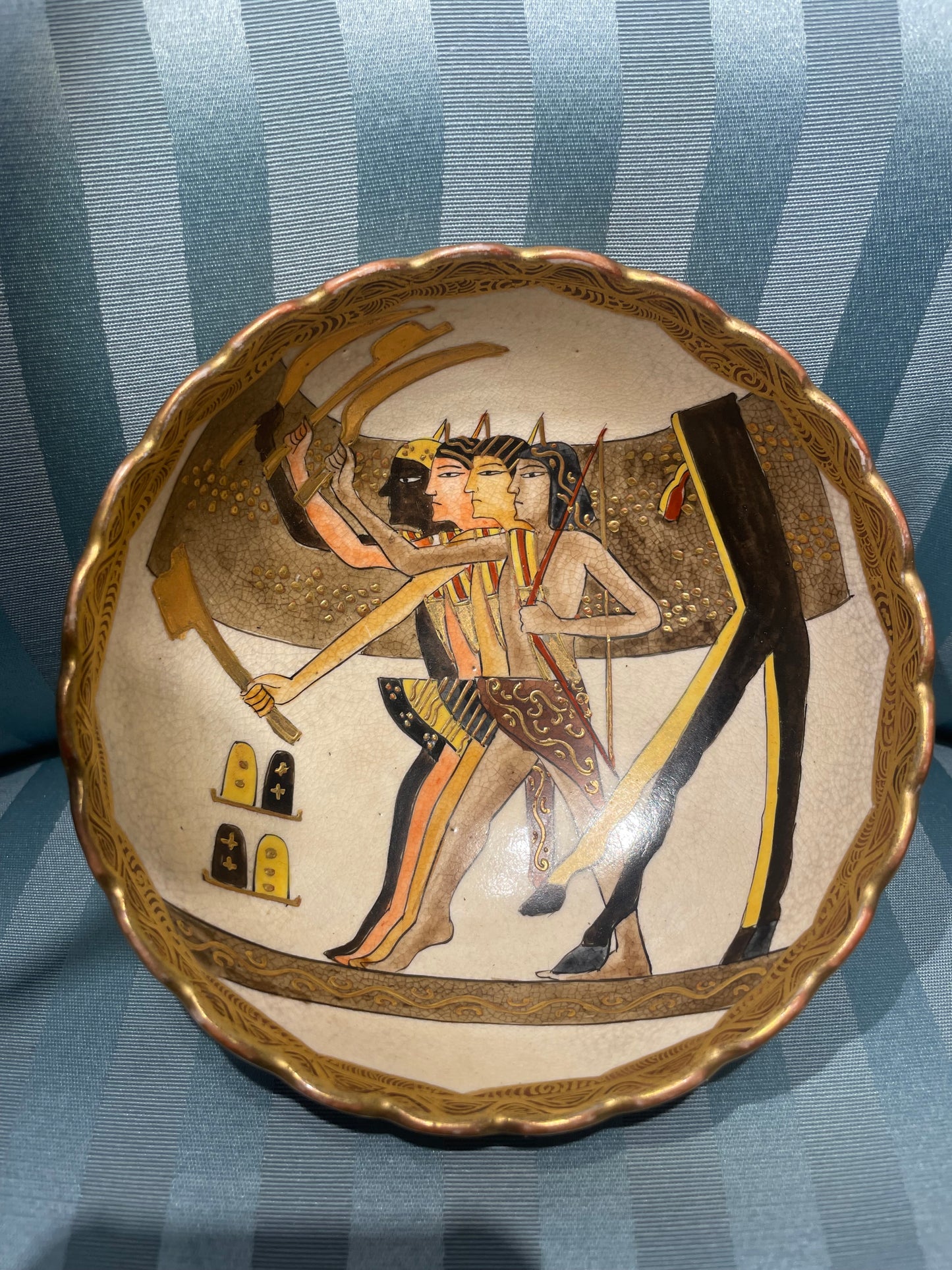 Ciotola giapponese in ceramica Satsuma con insolito decoro egizio, periodo Meiji–Taishō